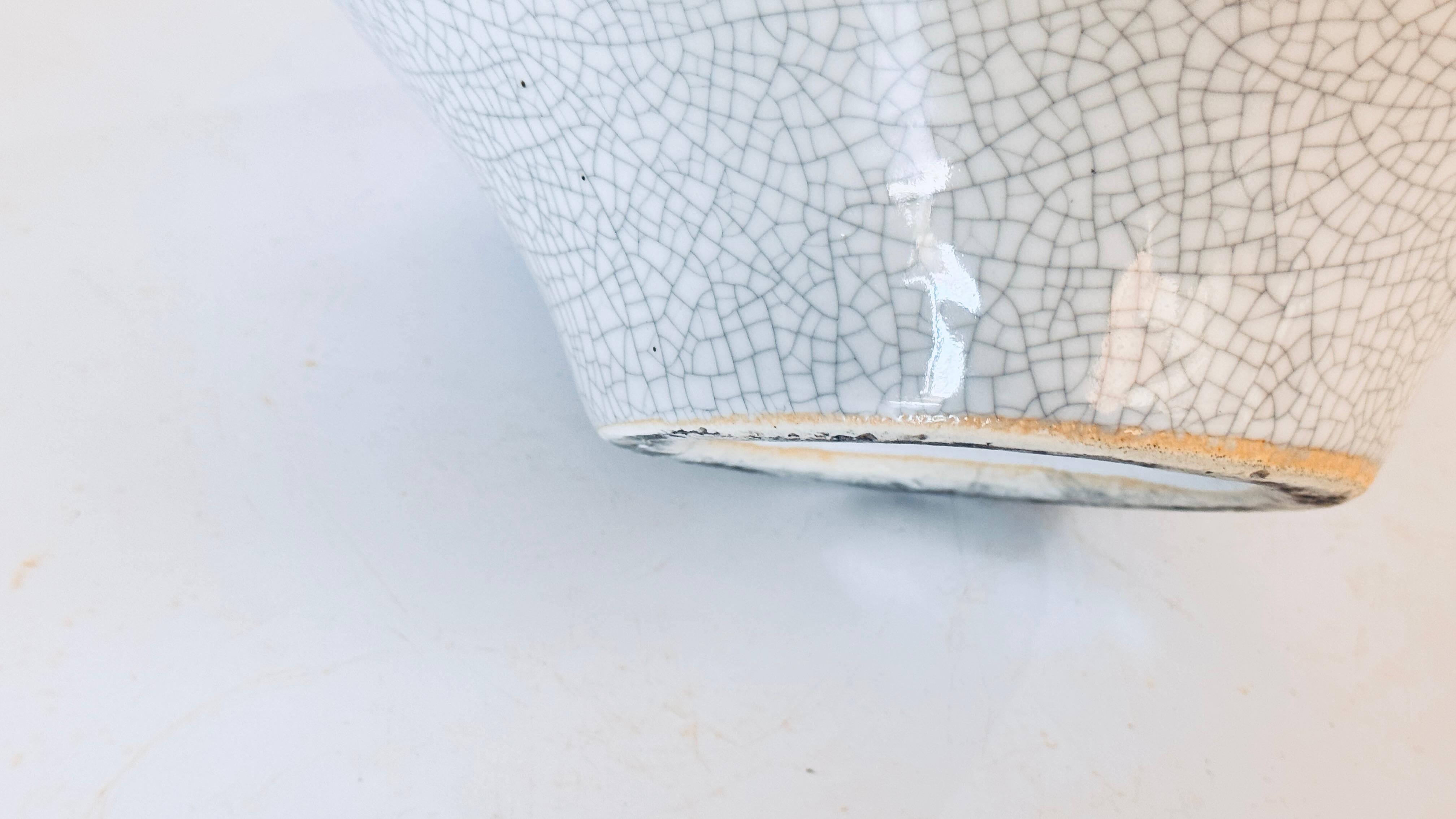 Metà XX secolo Vaso in ceramica crepata Art Deco francese, bianco con delicate screpolature, XX secolo in vendita