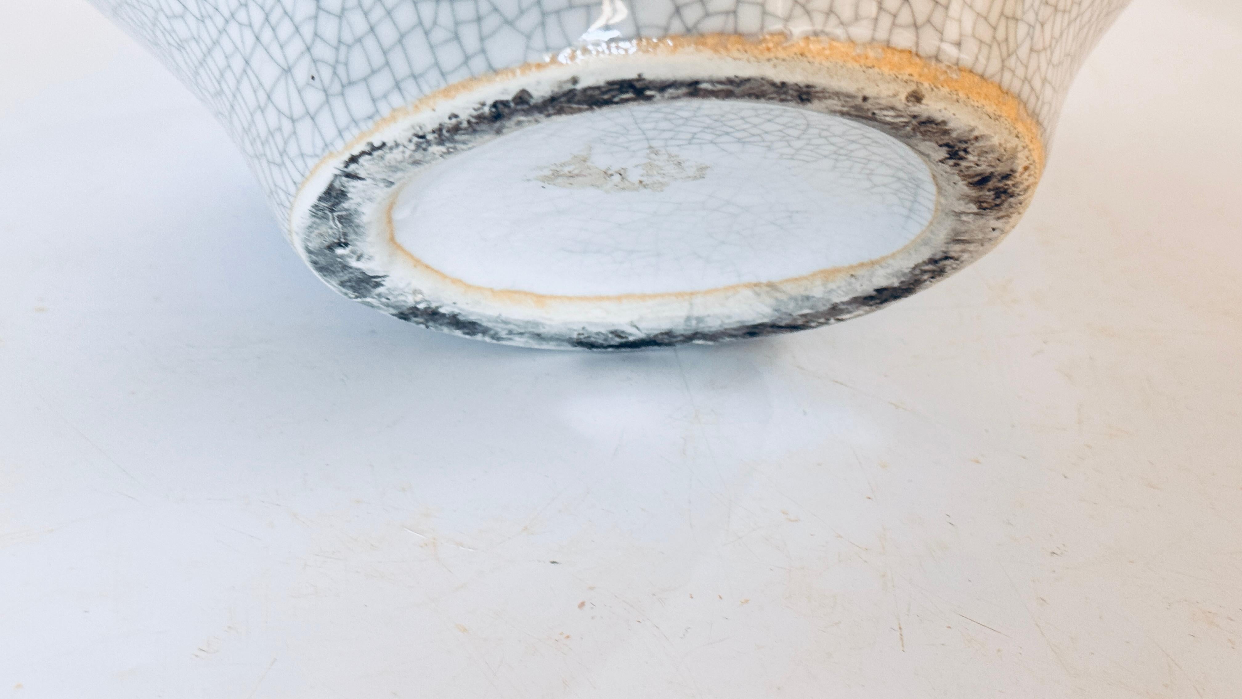 Ceramica Vaso in ceramica crepata Art Deco francese, bianco con delicate screpolature, XX secolo in vendita