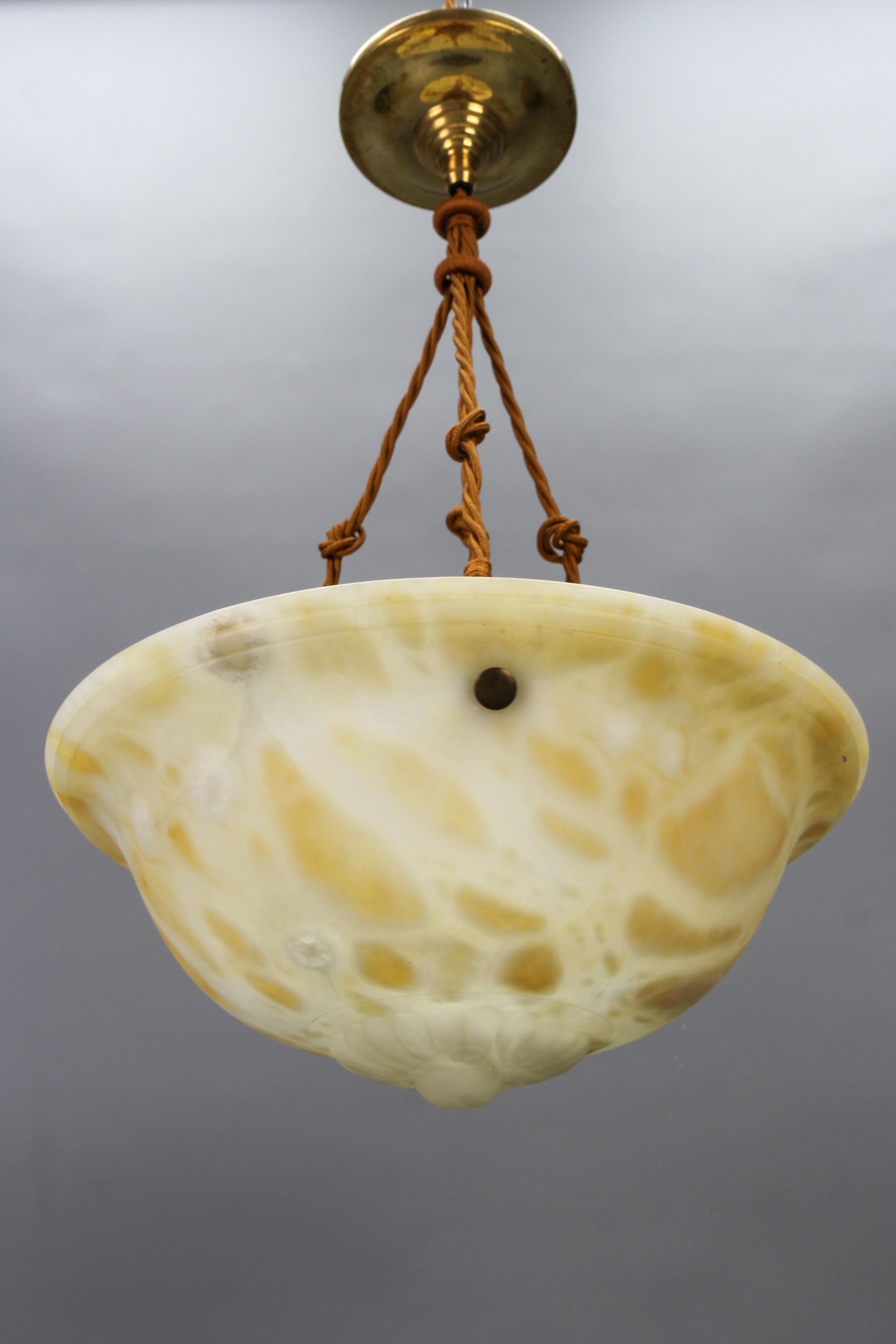 Lampe à suspension Art Déco française en albâtre de couleur crème, années 1930 en vente 3