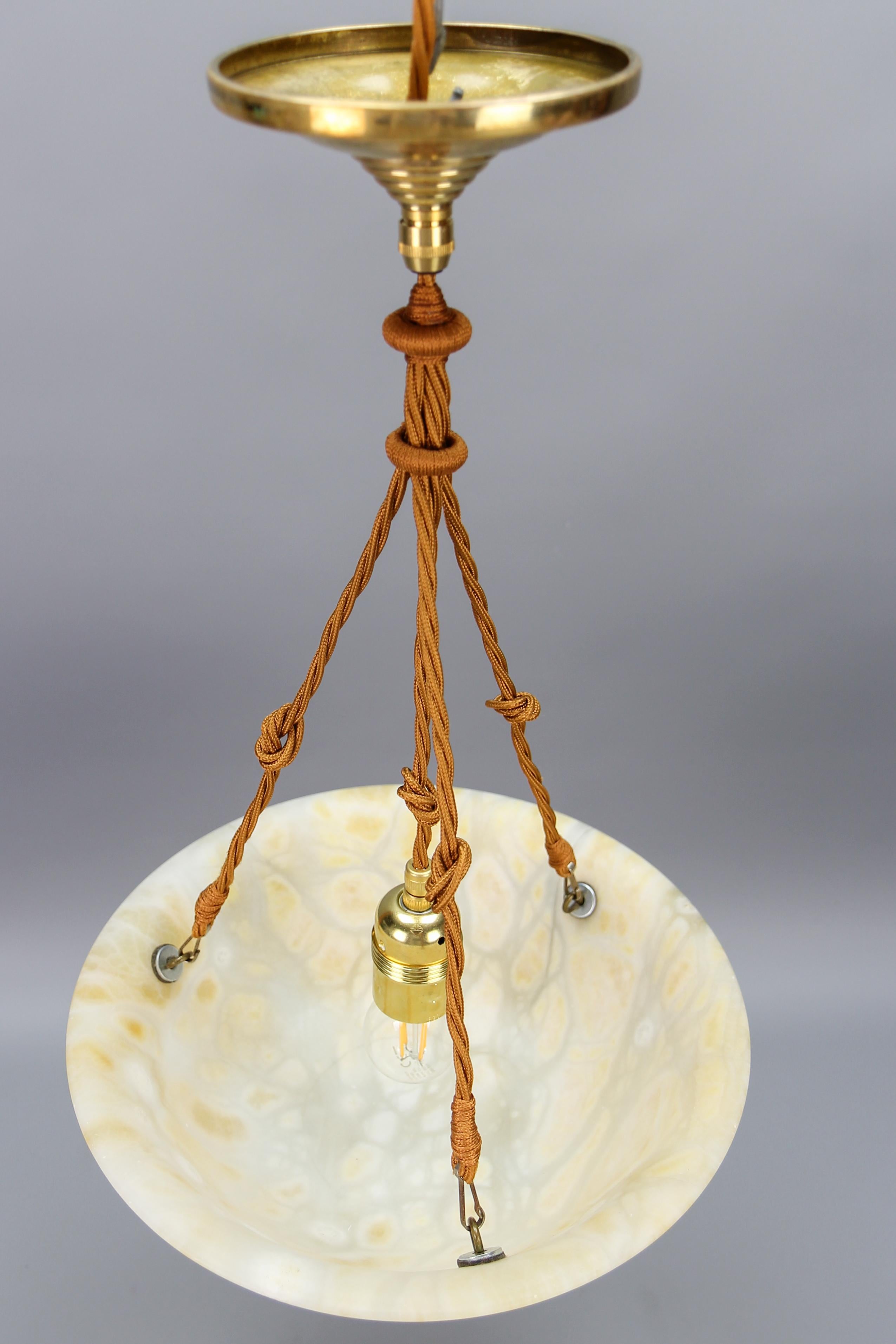 Lampe à suspension Art Déco française en albâtre de couleur crème, années 1930 en vente 4