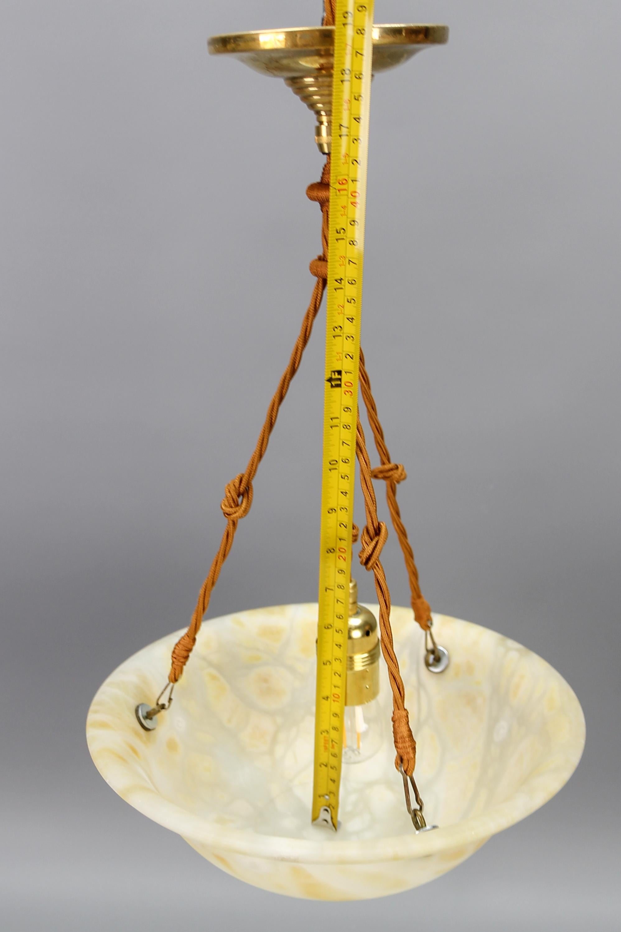 Lampe à suspension Art Déco française en albâtre de couleur crème, années 1930 en vente 5