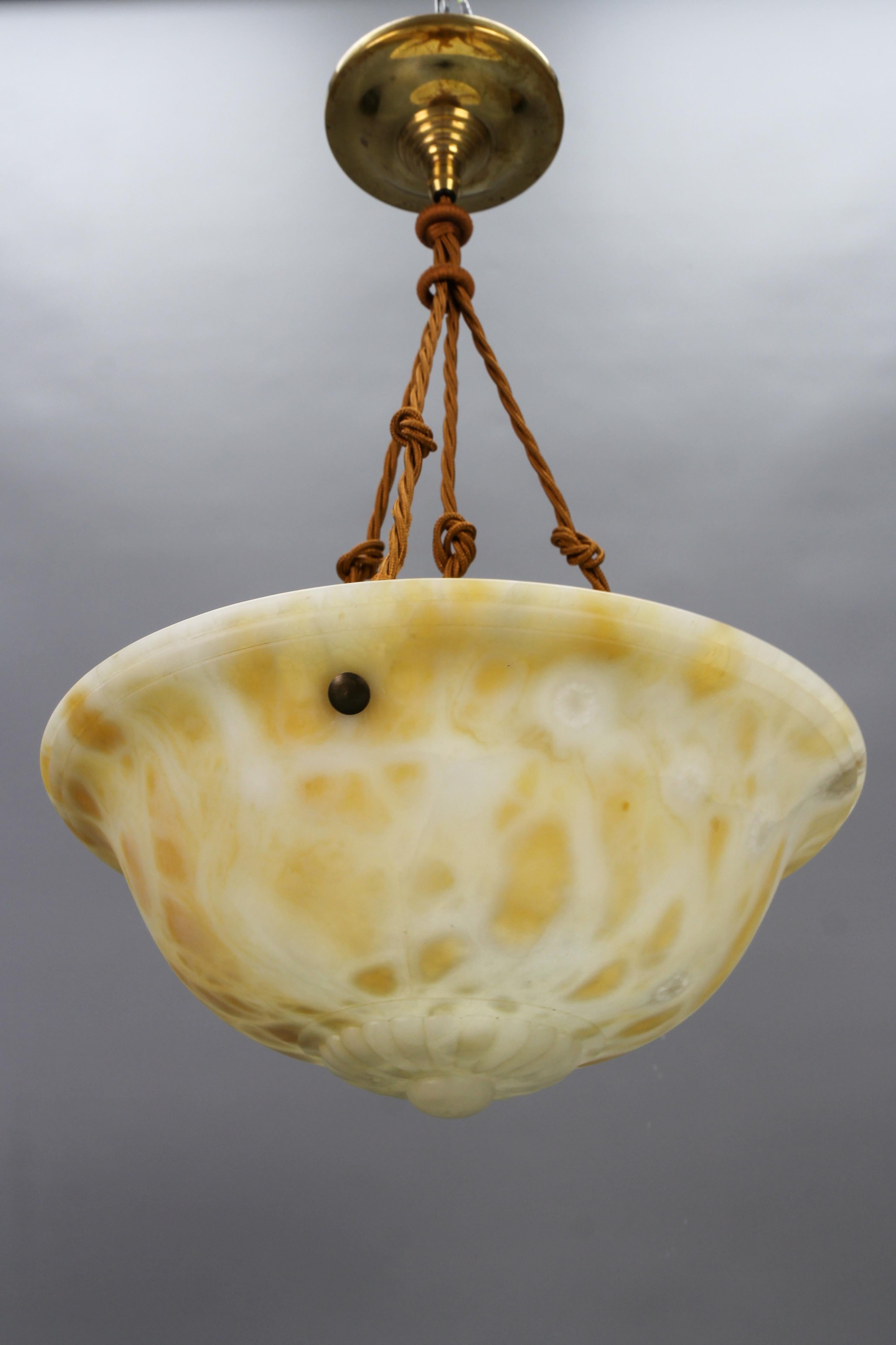 Français Lampe à suspension Art Déco française en albâtre de couleur crème, années 1930 en vente