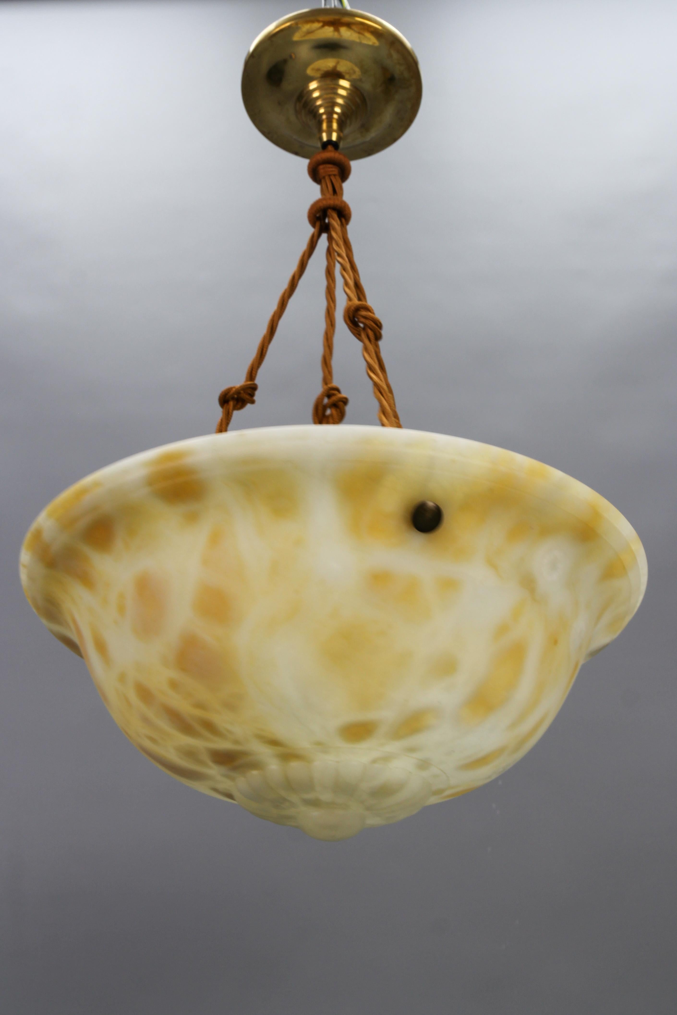 Lampe à suspension Art Déco française en albâtre de couleur crème, années 1930 Bon état - En vente à Barntrup, DE