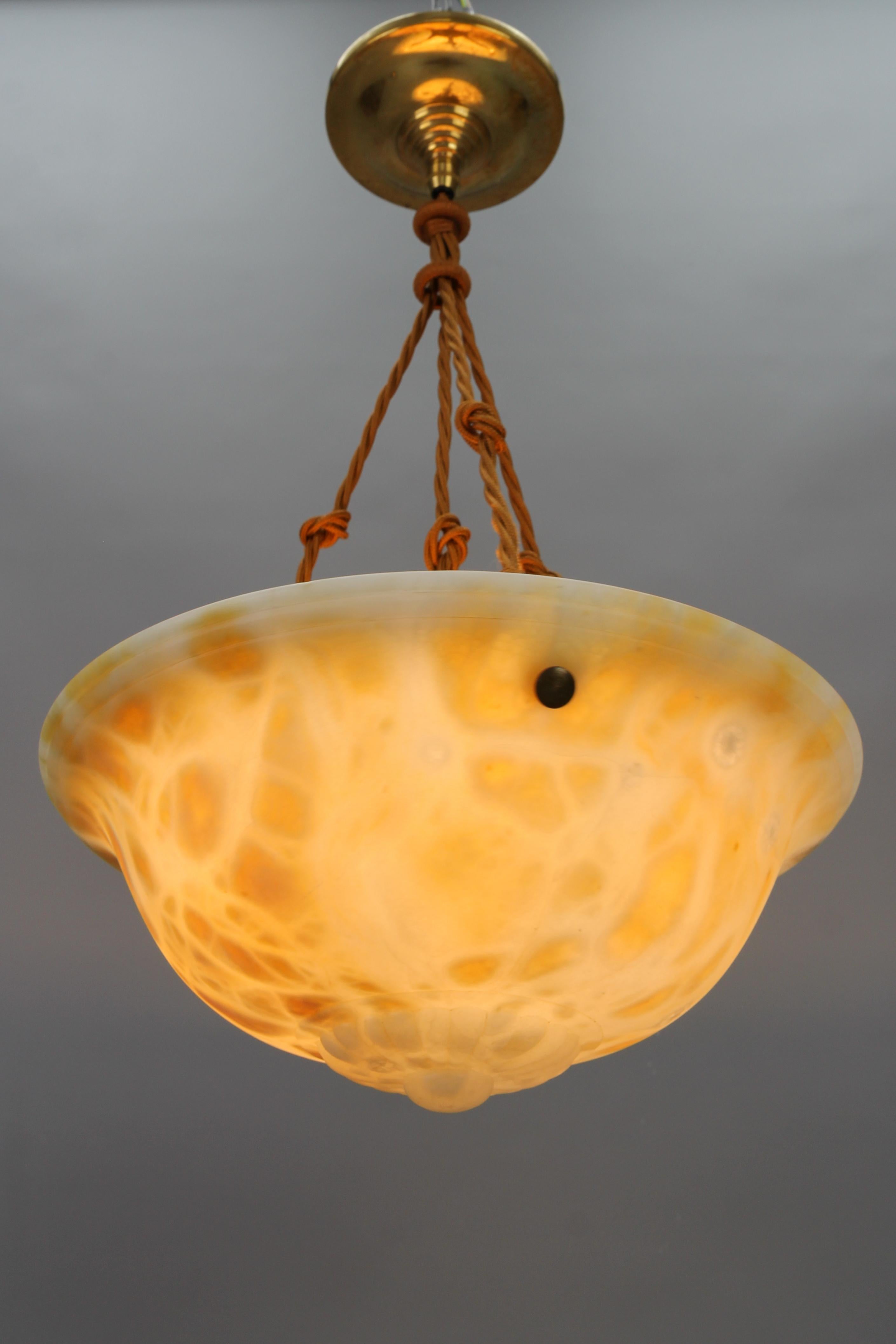Milieu du XXe siècle Lampe à suspension Art Déco française en albâtre de couleur crème, années 1930 en vente