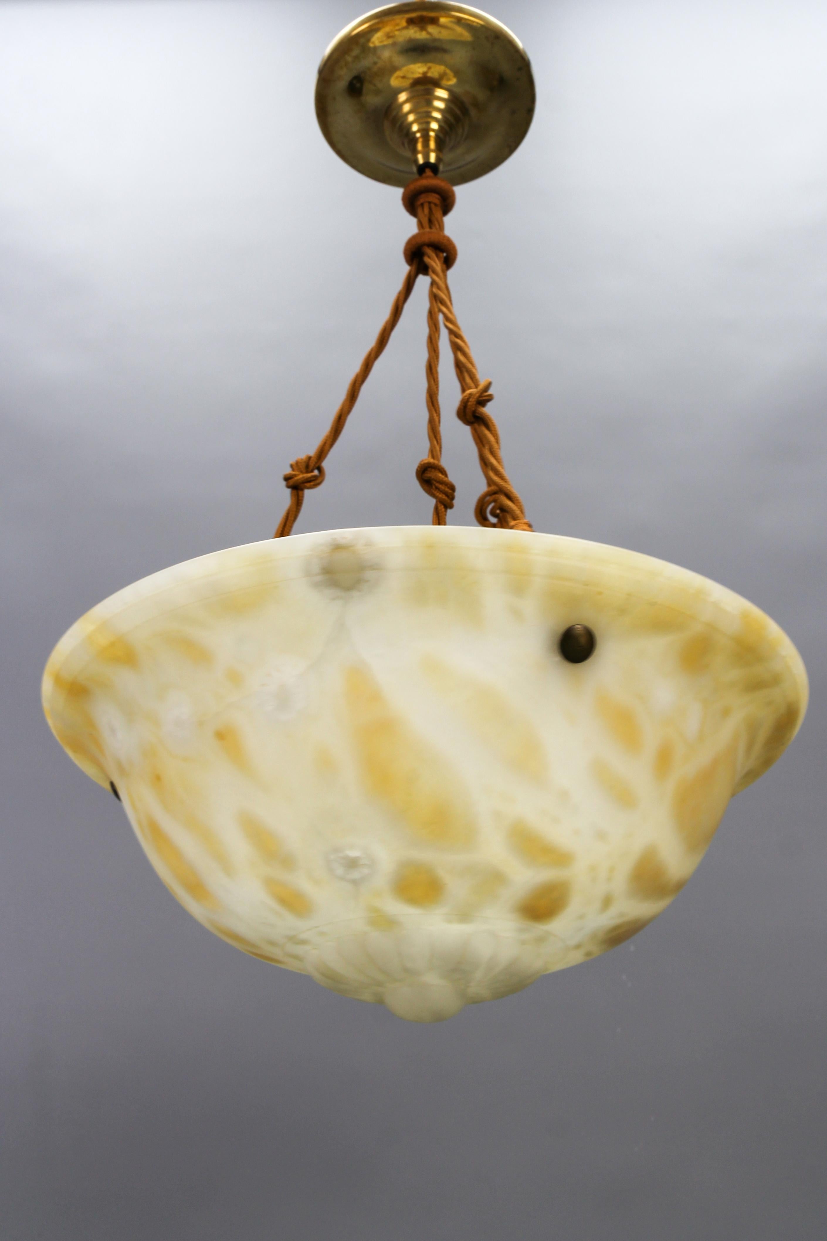 Métal Lampe à suspension Art Déco française en albâtre de couleur crème, années 1930 en vente
