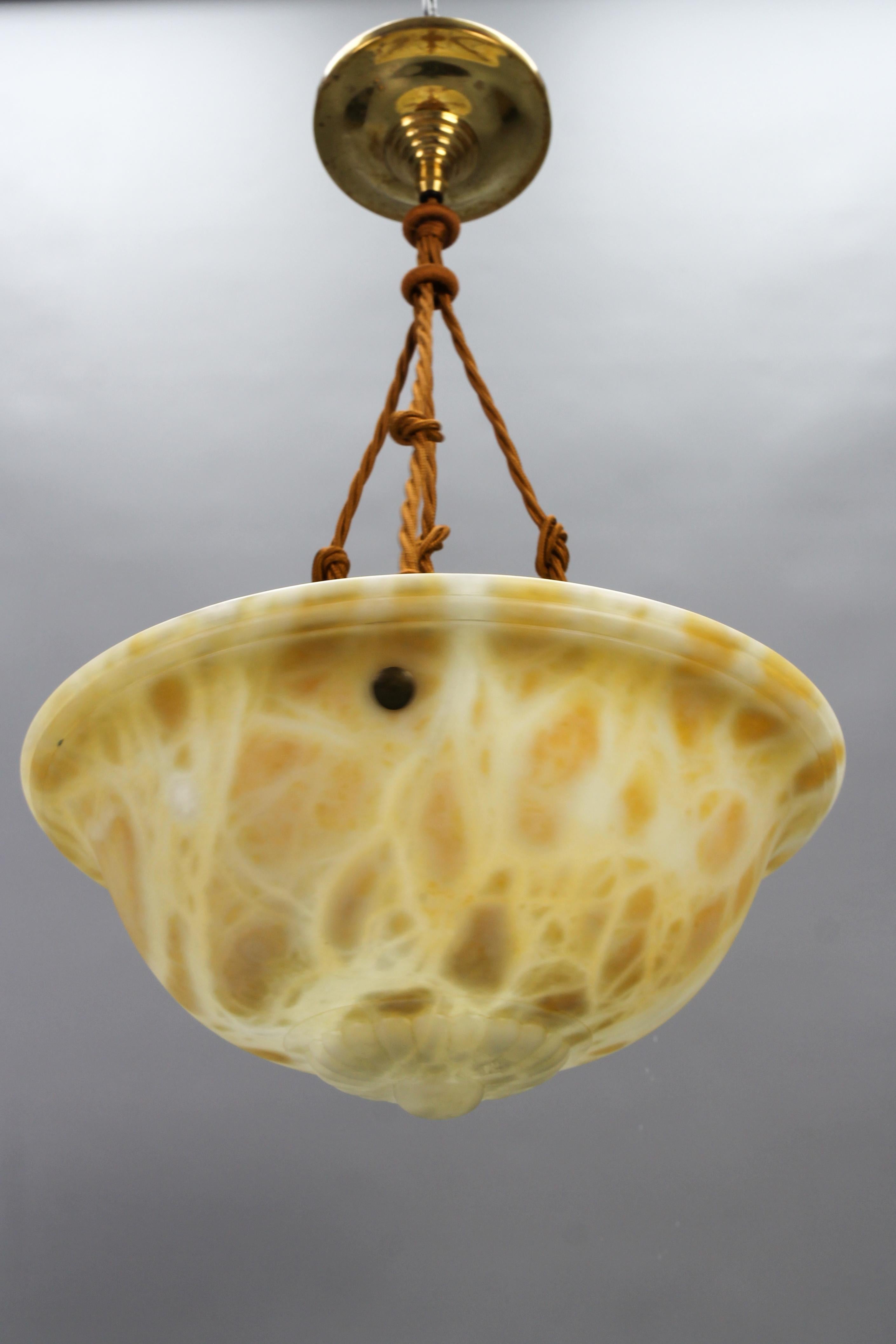 Lampe à suspension Art Déco française en albâtre de couleur crème, années 1930 en vente 1