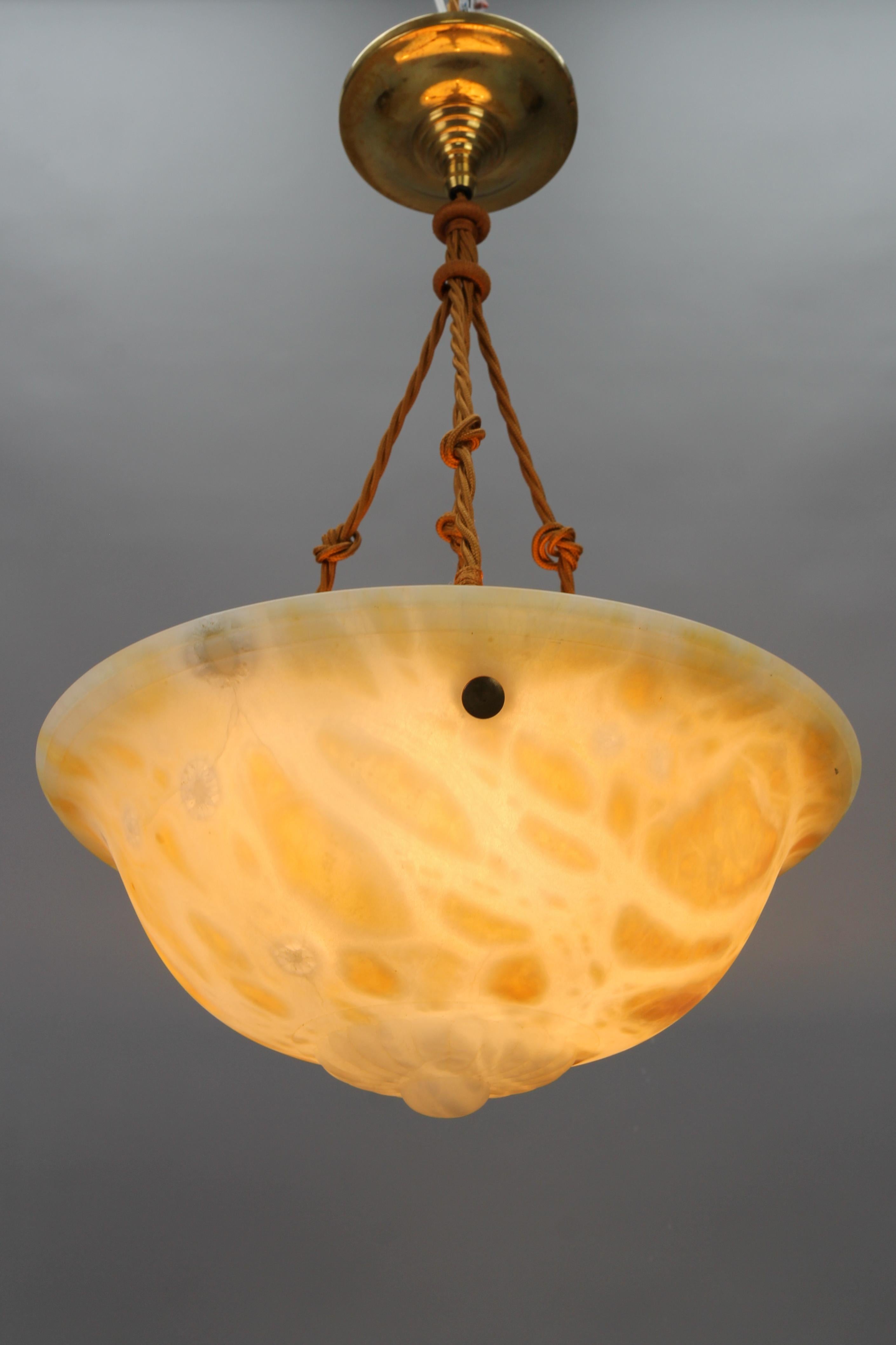 Lampe à suspension Art Déco française en albâtre de couleur crème, années 1930 en vente 2