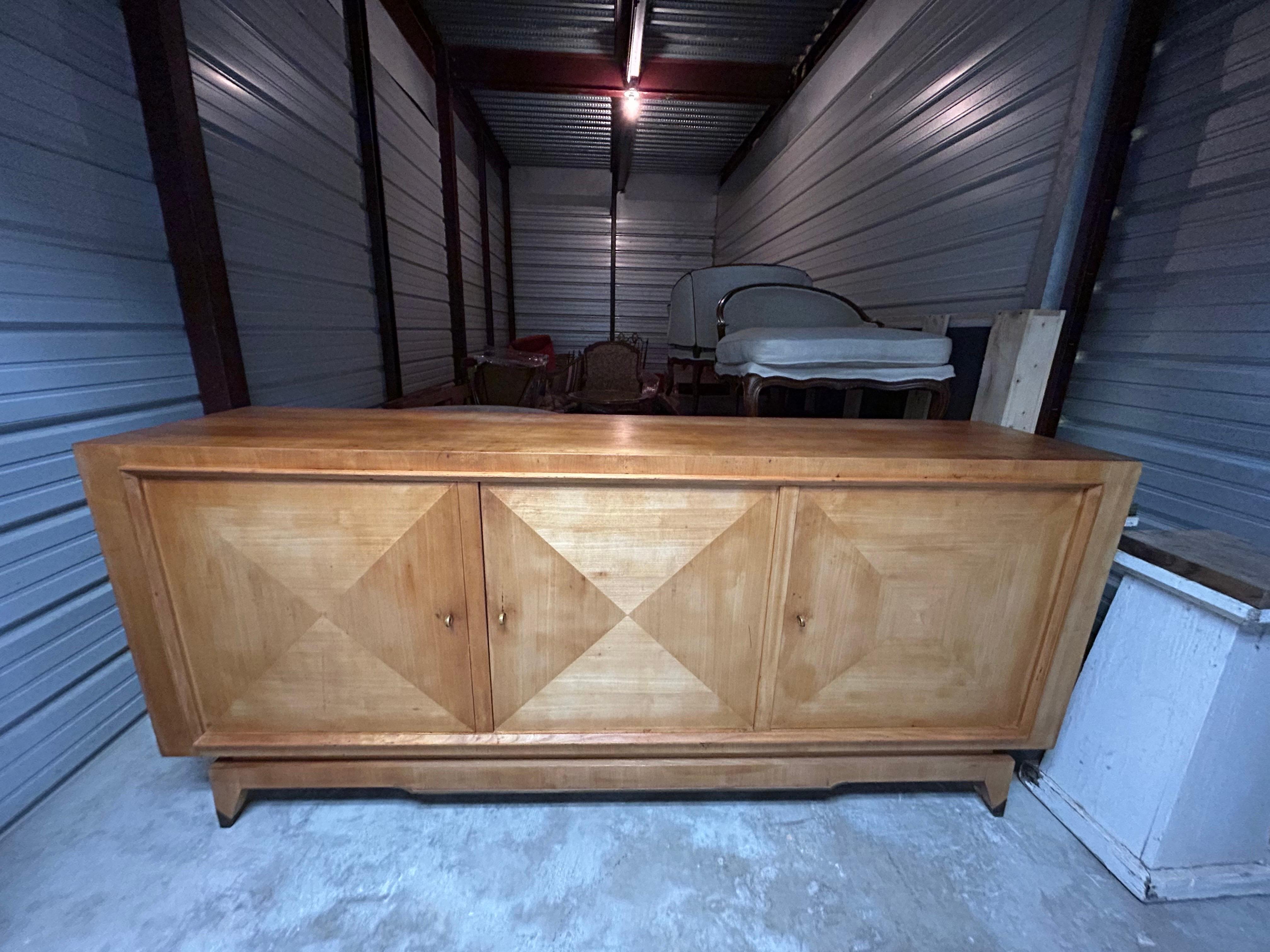 Crédence Art Déco d'après Jules Leleu.
Cette jolie crédence Art déco française présente un motif géométrique magnifiquement décoré, avec trois portes, trois tiroirs et des étagères. Notre crédence, enfilade ou buffet French Deco est fabriqué en