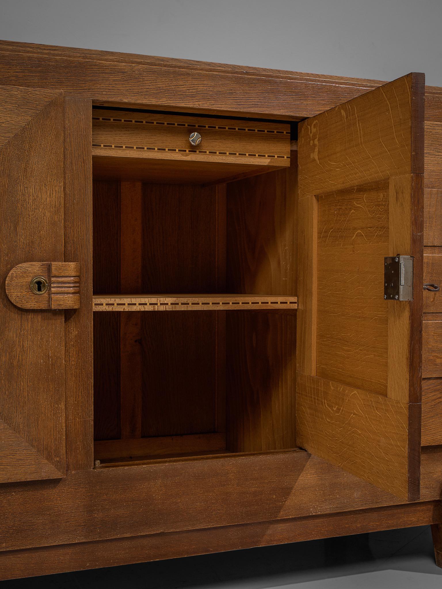 French Art Deco Credenza in Oak with Graphical Details (Mitte des 20. Jahrhunderts)