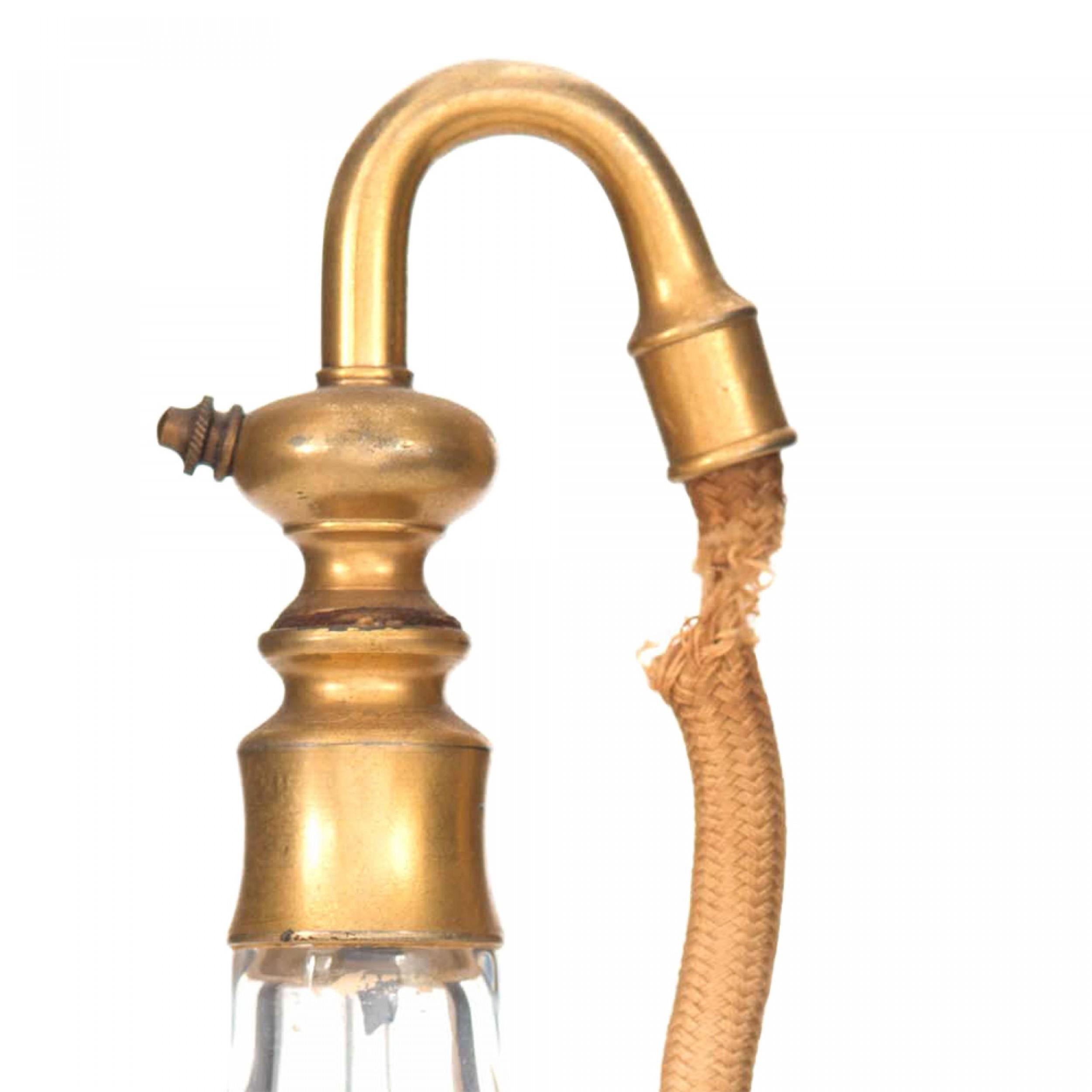 Atomizzatore per profumo in vetro trasparente e smerigliato francese Art Deco a quattro facce con 4 figure di donna modellate che rappresentano le 4 stagioni, sotto una pompa a spruzzo in metallo dorato con un bulbo atomizzatore a rete (firmato