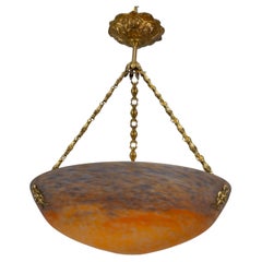 Lámpara colgante francesa Art Déco Croismare de cristal Pâte de Verre ámbar y violeta