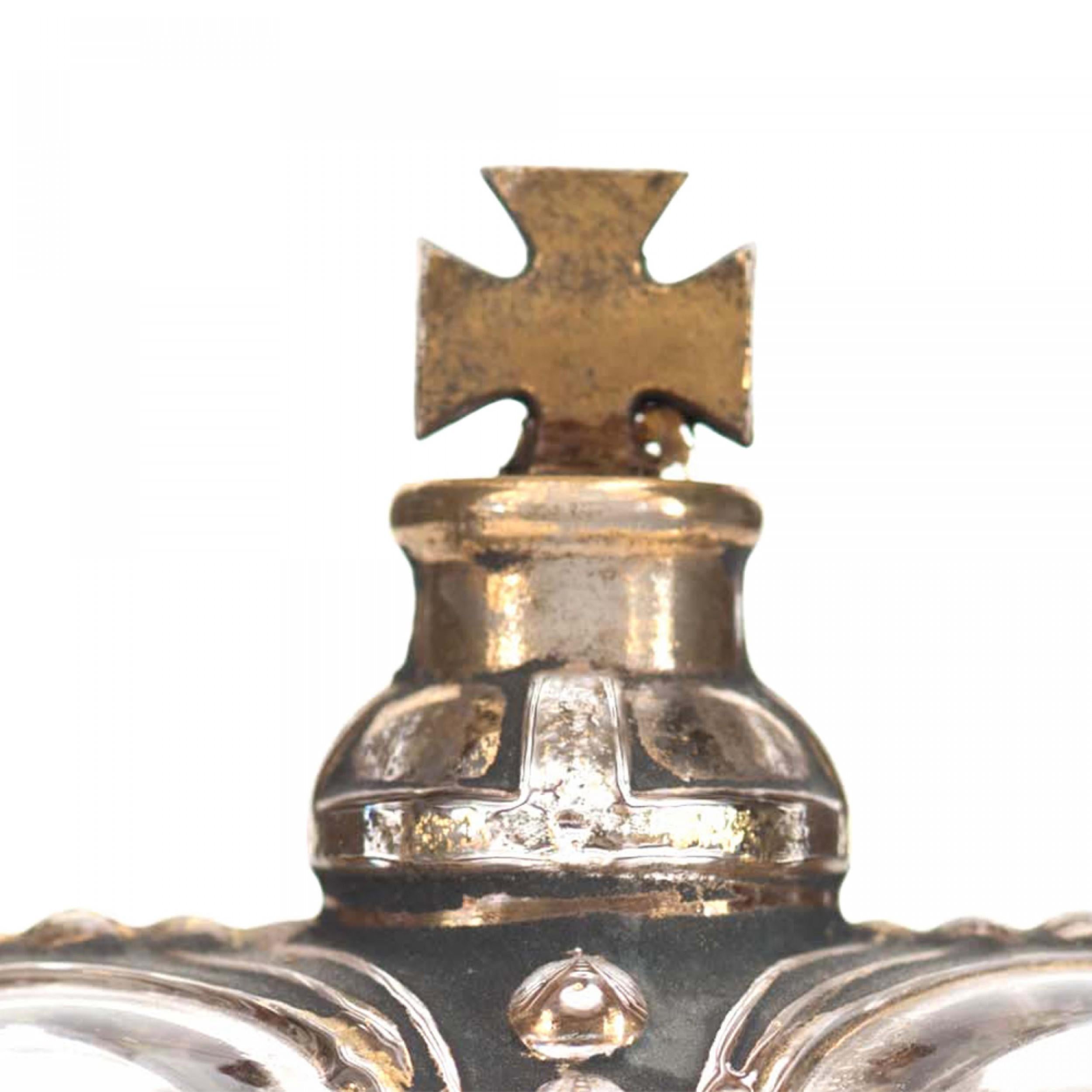Bottiglia di profumo francese in vetro trasparente a forma di corona Art Deco (CROWN JEWEL by PRINCE MATCHABELLI) con dettagli in metallo dorato e tappo a forma di croce di Malta.