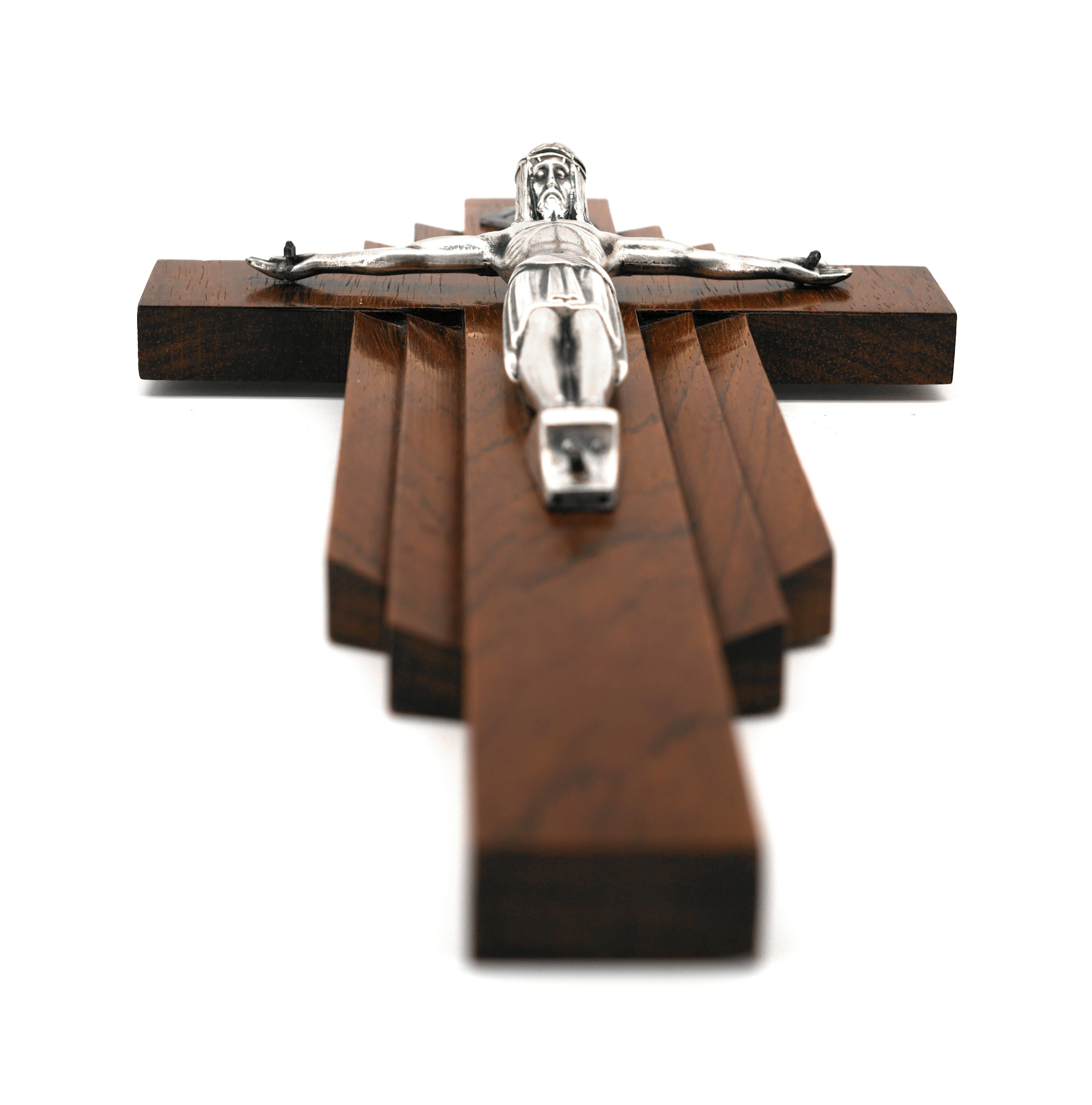 Crucifix Art déco français  Noyer et spéléologie argentée  Circa 1920. 

Cette exquise  Ce crucifix français de style Art déco, datant d'environ 1920, présente des détails en bois de noyer et en spéléologie argentée qui témoignent d'une grande