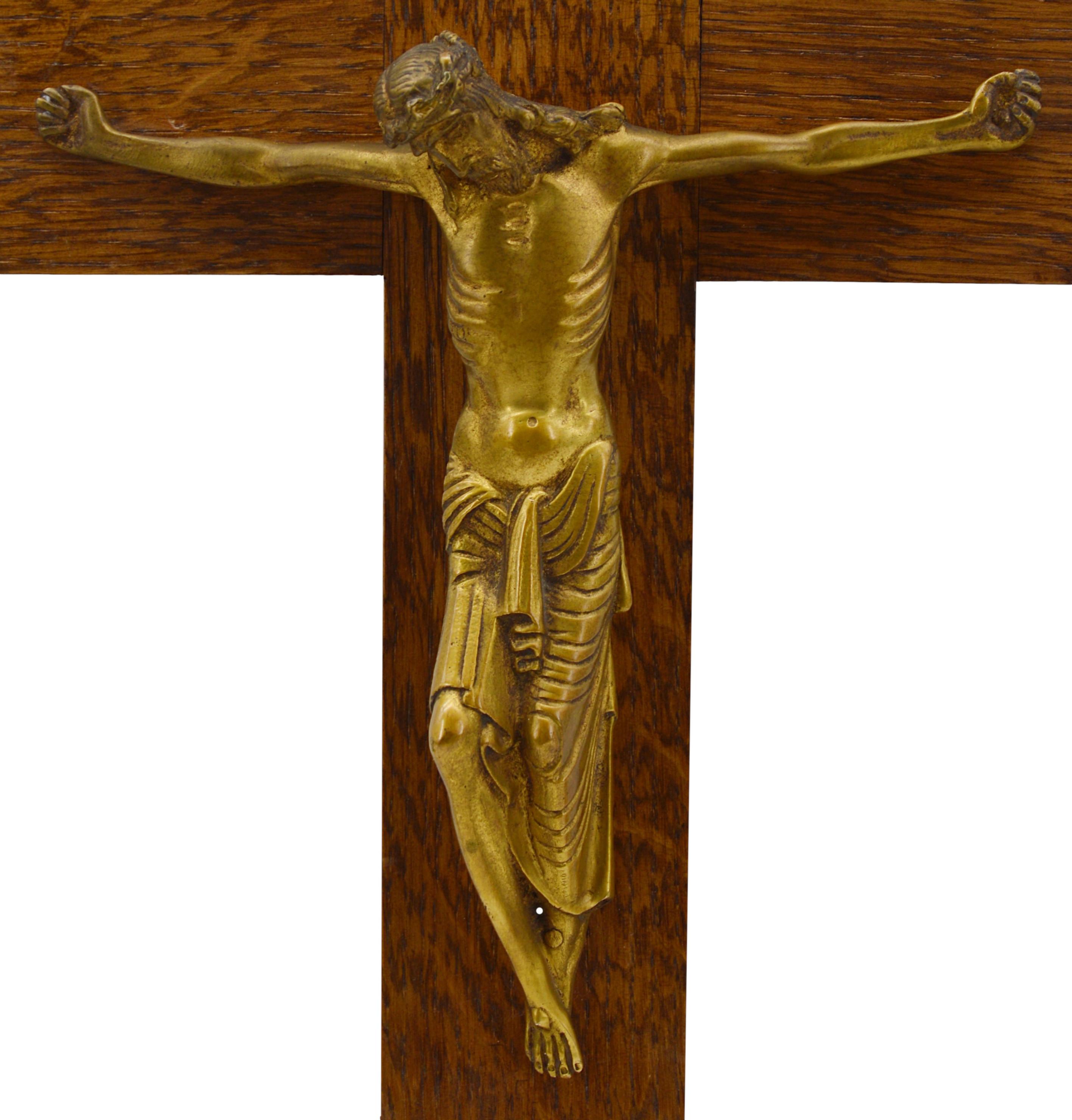 Französisches Kruzifix aus Bronze und Eiche im Art déco-Stil aus dem Kloster Sainte-Claire de Mur de Barrez (Klarissen, siehe unten), Frankreich, ca. 1930. In der Nähe der Arbeit der Ateliers de Marolles. Höhe: 42 cm (16,5