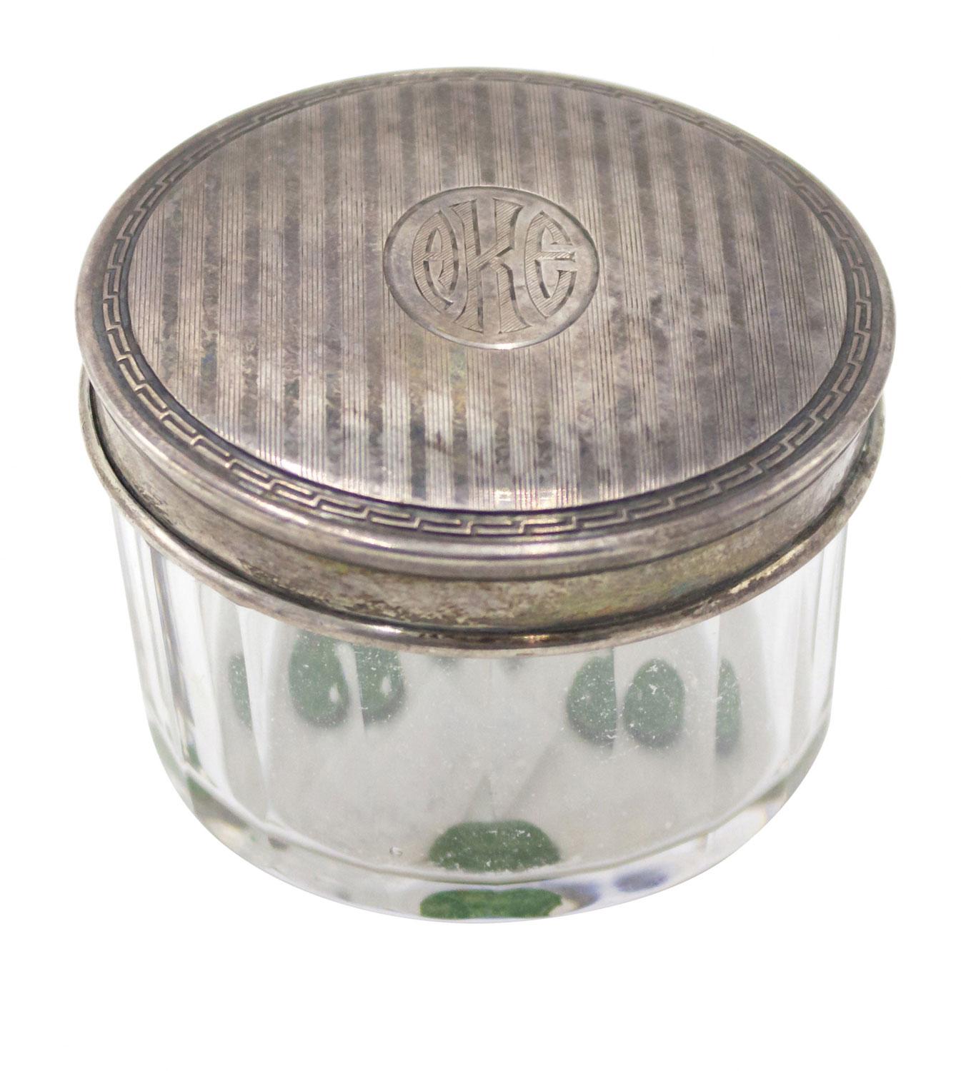 Kleine runde Kristalldose im französischen Art déco-Stil mit Silberdeckel.