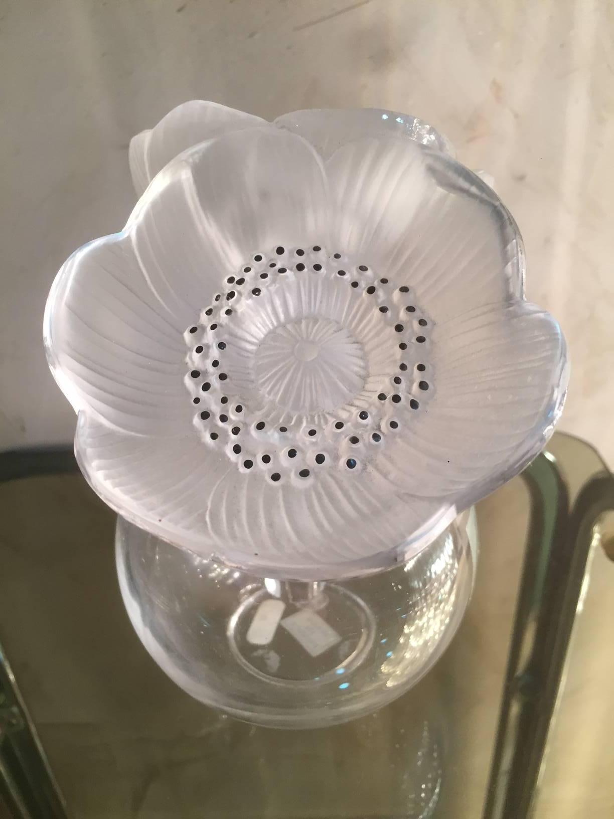 Very nice French Art Deco crystal Anemone perfume bottle by René Lalique, 1930s.
Original label. Made in France.
 