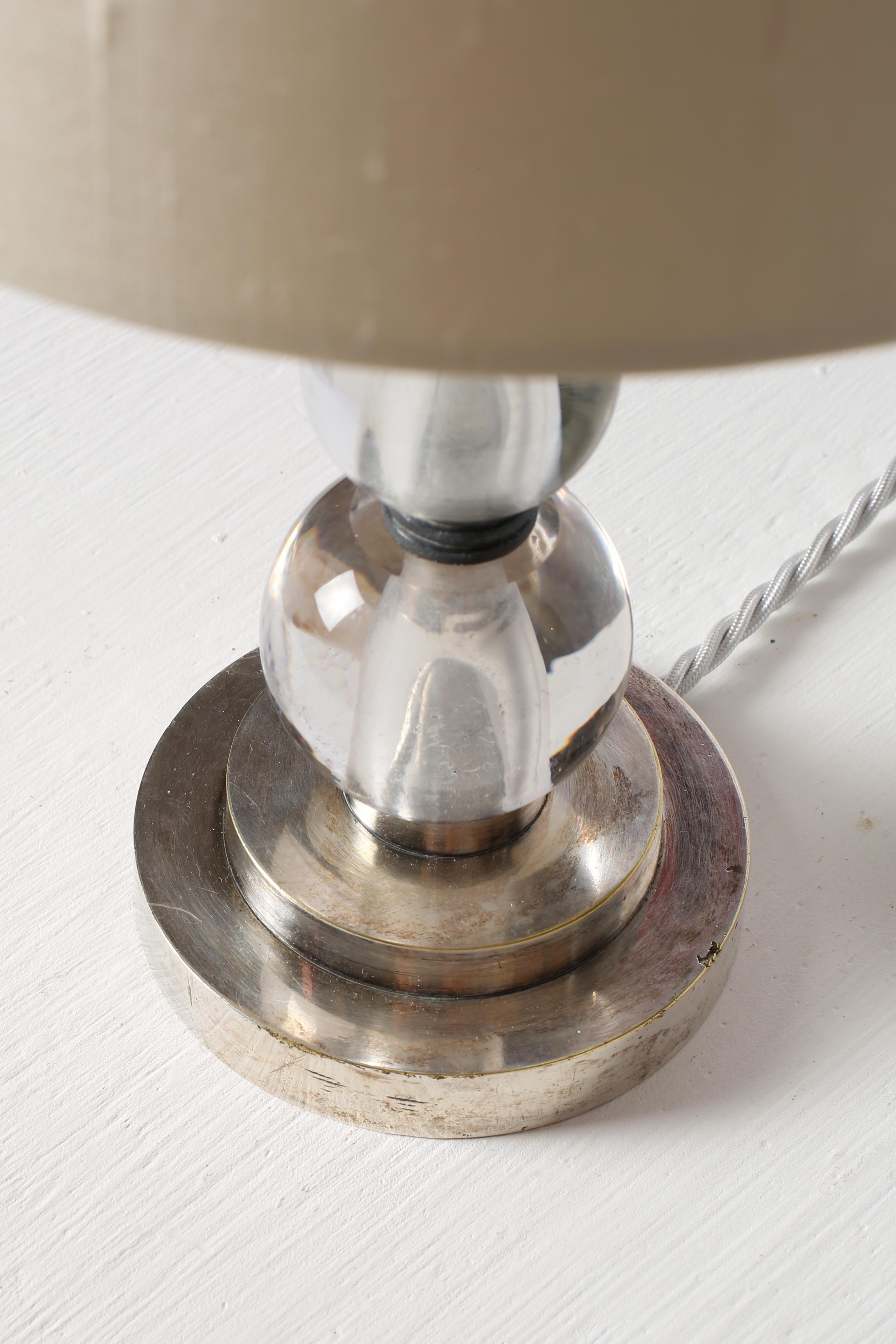 20th Century French Art Deco Crystal Glass 'Boules' Nickel Jacques Adnet Style Table Lamp For Sale