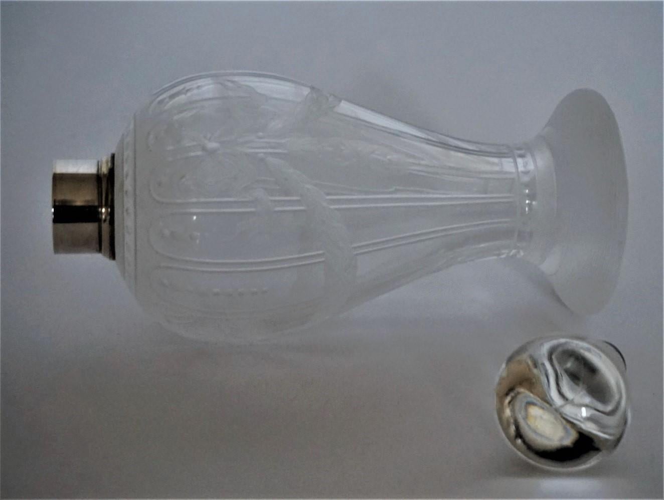 Tropfenförmige, gravierte Parfümflasche aus Kristall im Art-déco-Stil, Sterlingsilber (Art déco) im Angebot