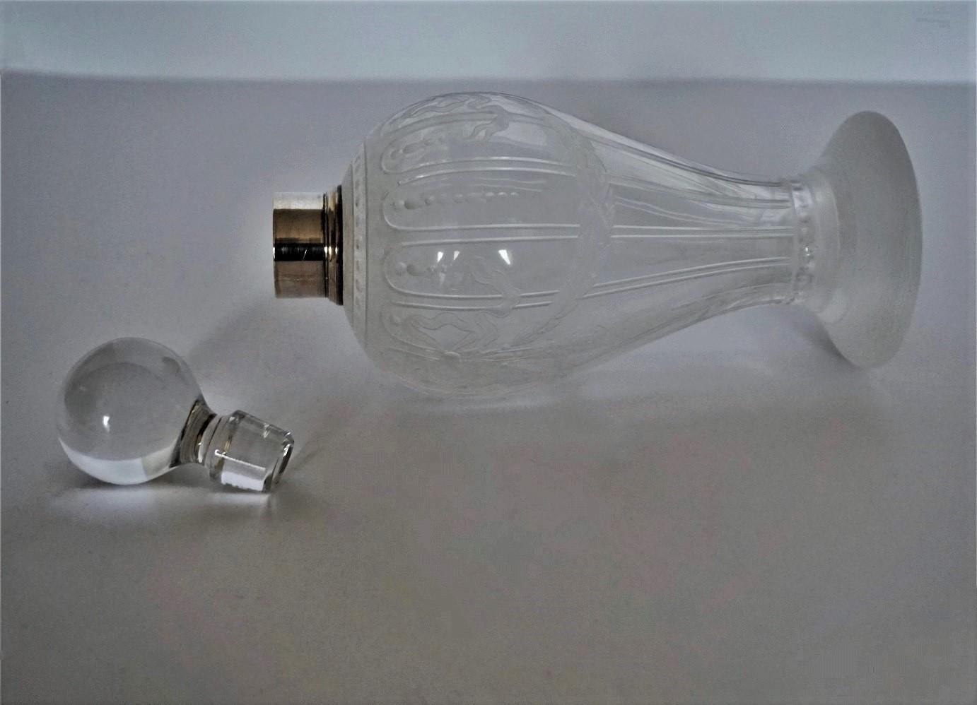 Tropfenförmige, gravierte Parfümflasche aus Kristall im Art-déco-Stil, Sterlingsilber (Graviert) im Angebot