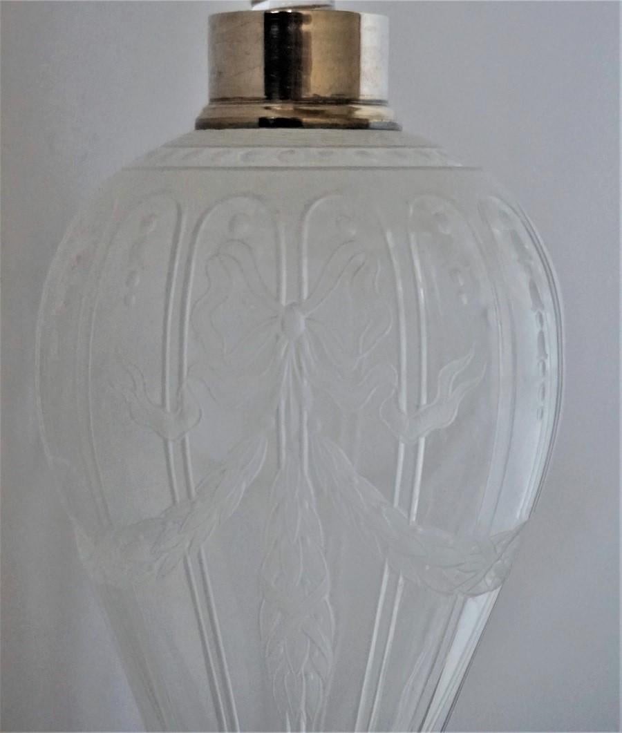 Tropfenförmige, gravierte Parfümflasche aus Kristall im Art-déco-Stil, Sterlingsilber (20. Jahrhundert) im Angebot