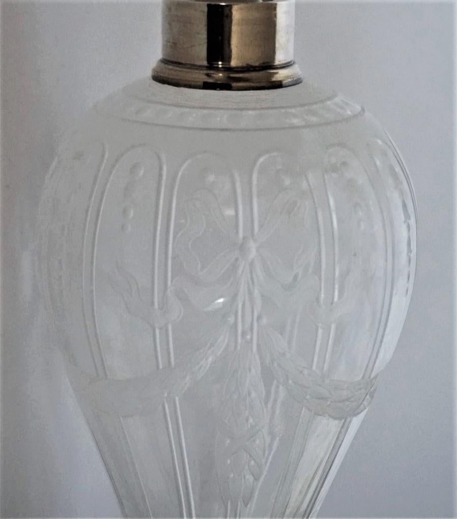 French Art Deco Crystal High Releaf Engraved Perfume Bottle, Sterling Silver In Good Condition For Sale In Frankfurt am Main, DE