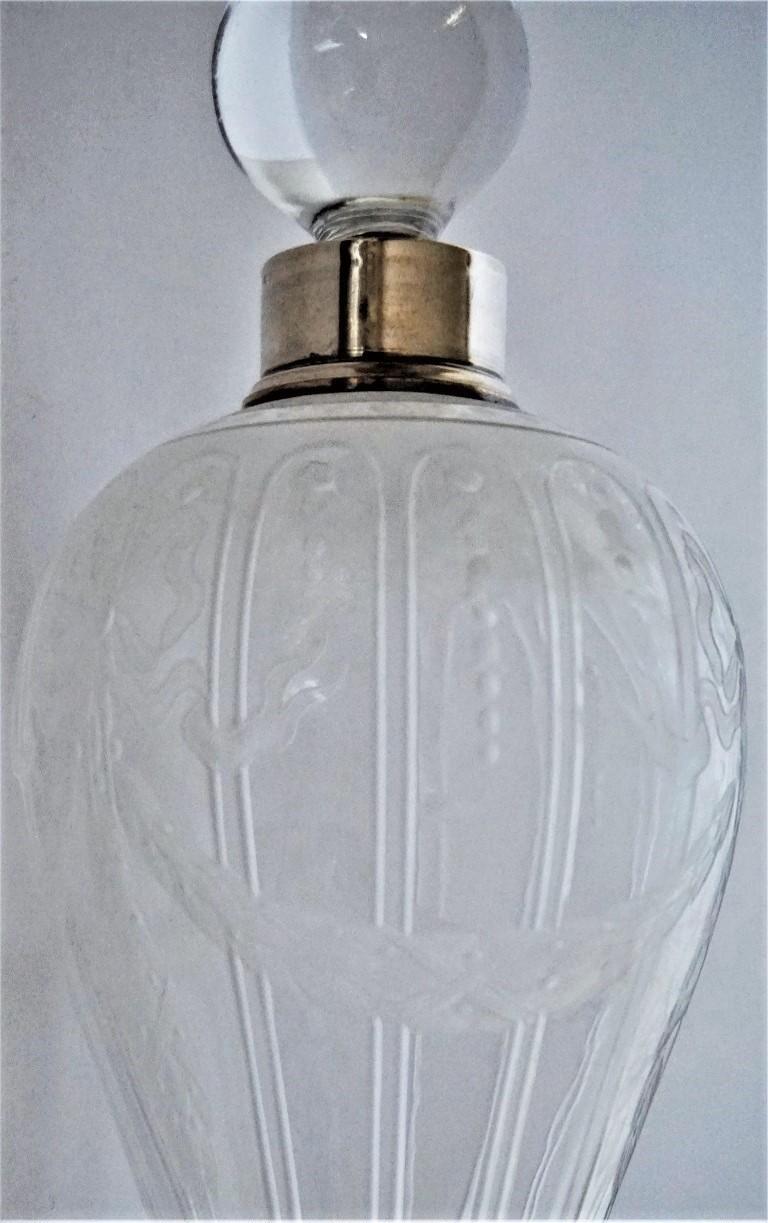 Bouteille de parfum Art Déco française en cristal gravé à haute feuille, argent sterling en vente 1
