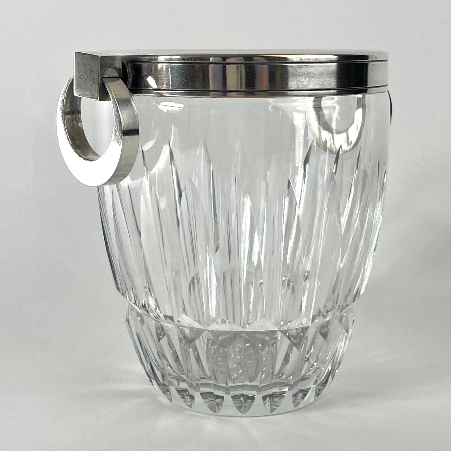 Milieu du XXe siècle Seau à glace en cristal de l'Art déco français avec montures en métal argenté, années 1930 en vente