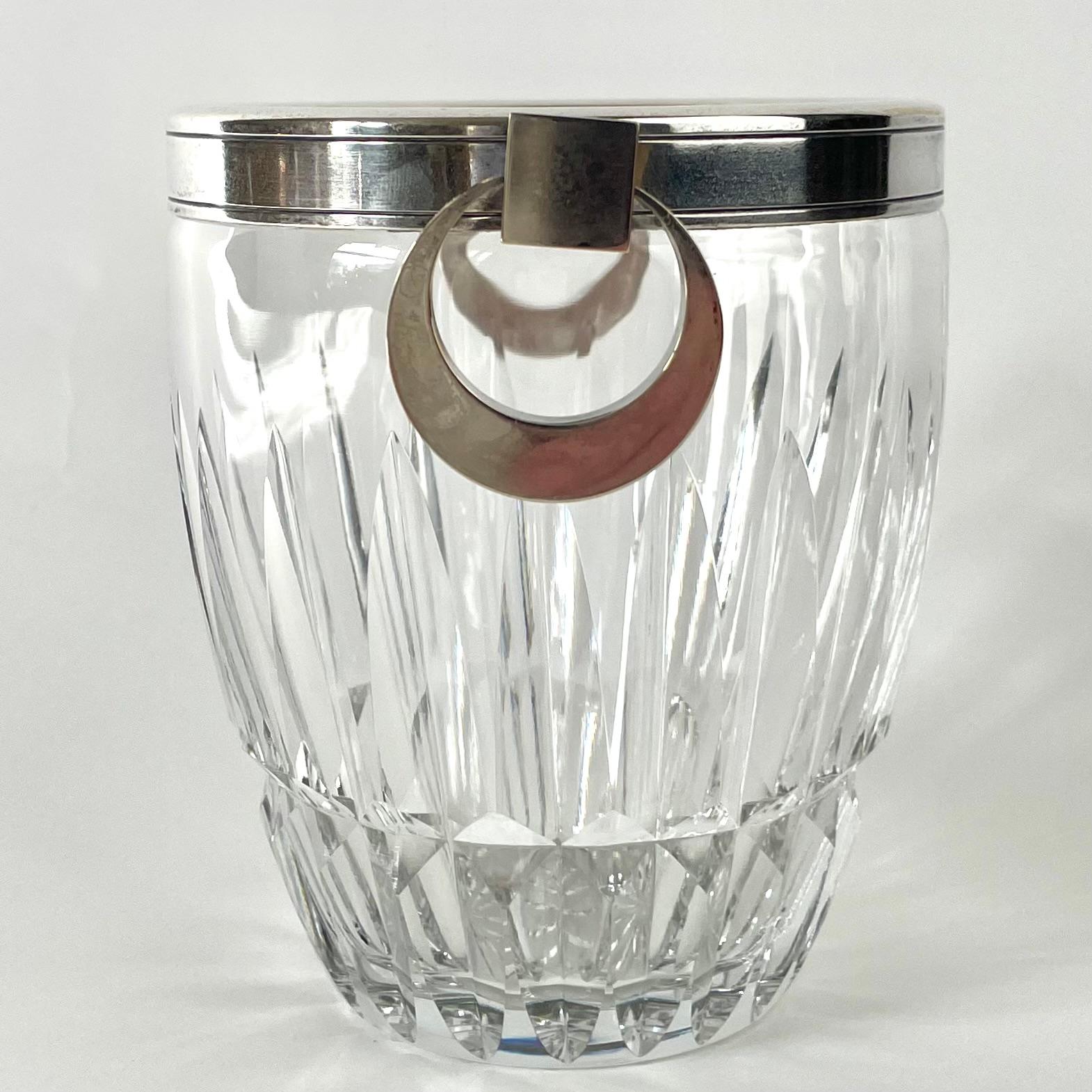 Plaqué argent Seau à glace en cristal de l'Art déco français avec montures en métal argenté, années 1930 en vente