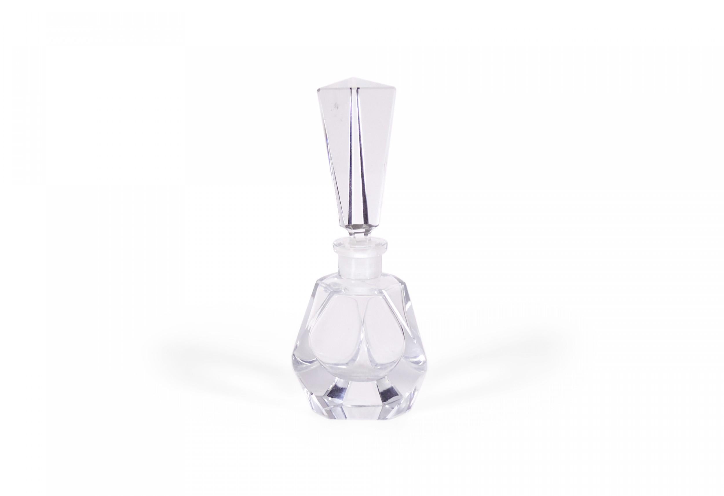 Frasco de perfume francés de cristal Art Déco con gran tapón triangular.