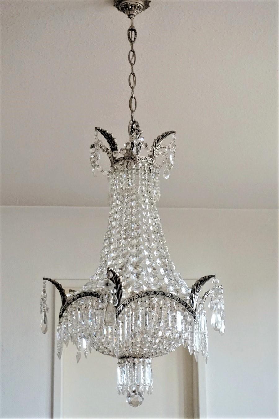 French Art Deco Crystal Silvered Bronze Frame Nine-Light Chandelier In Good Condition For Sale In Frankfurt am Main, DE