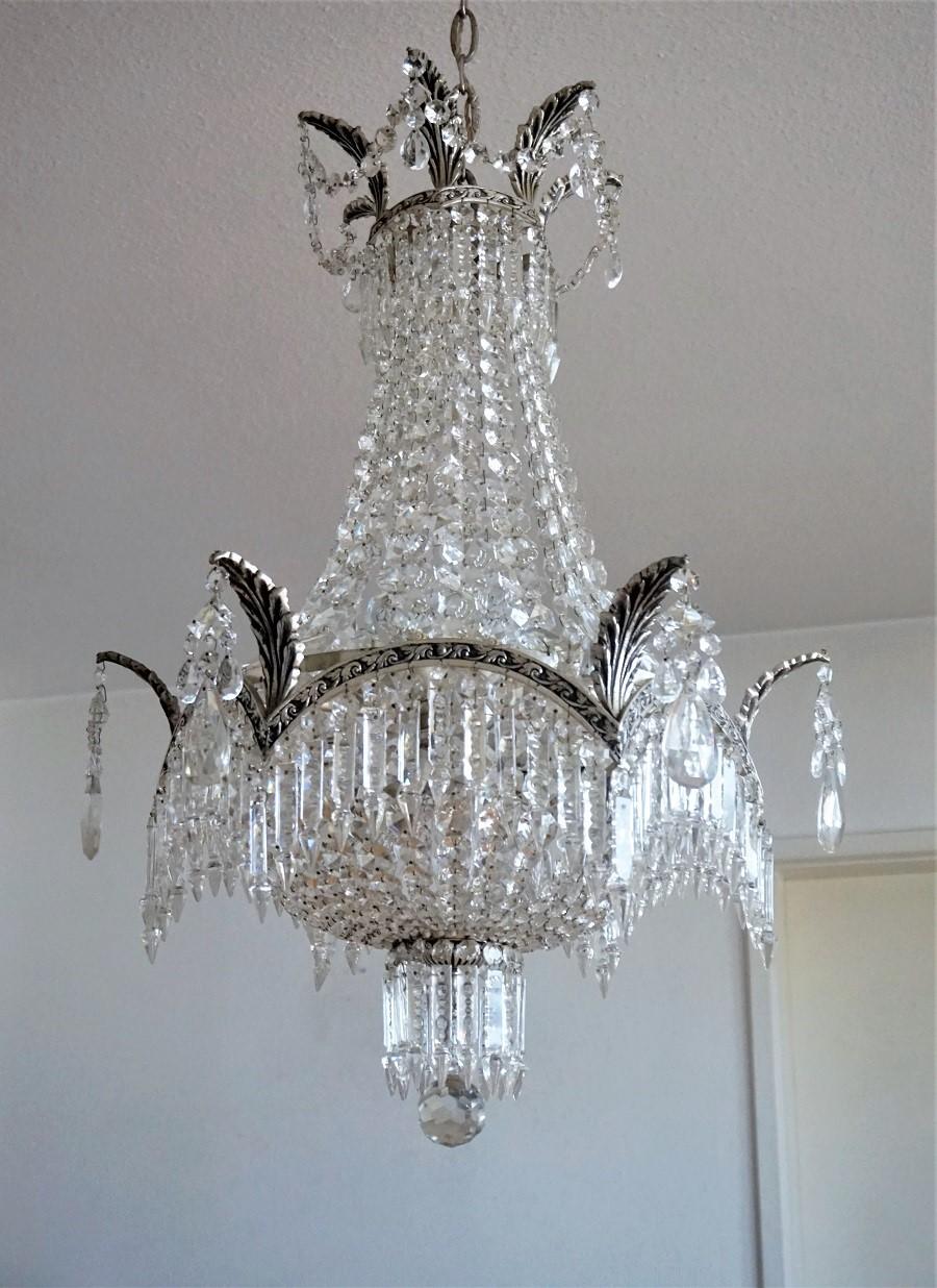 Français Lustre Art Déco français à neuf lumières avec cadre en cristal et bronze argenté en vente