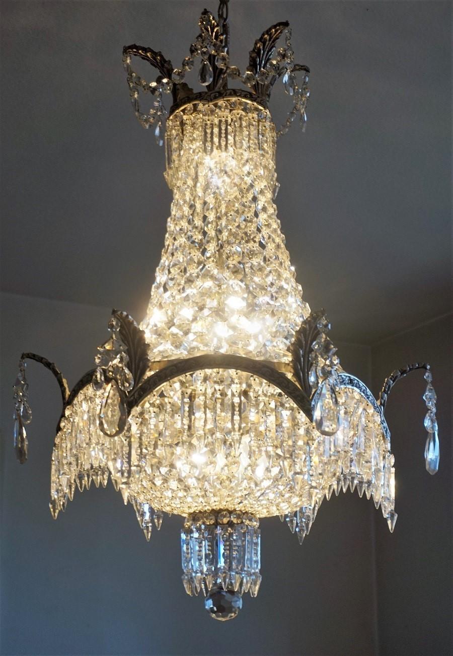 20ième siècle Lustre Art Déco français à neuf lumières avec cadre en cristal et bronze argenté en vente