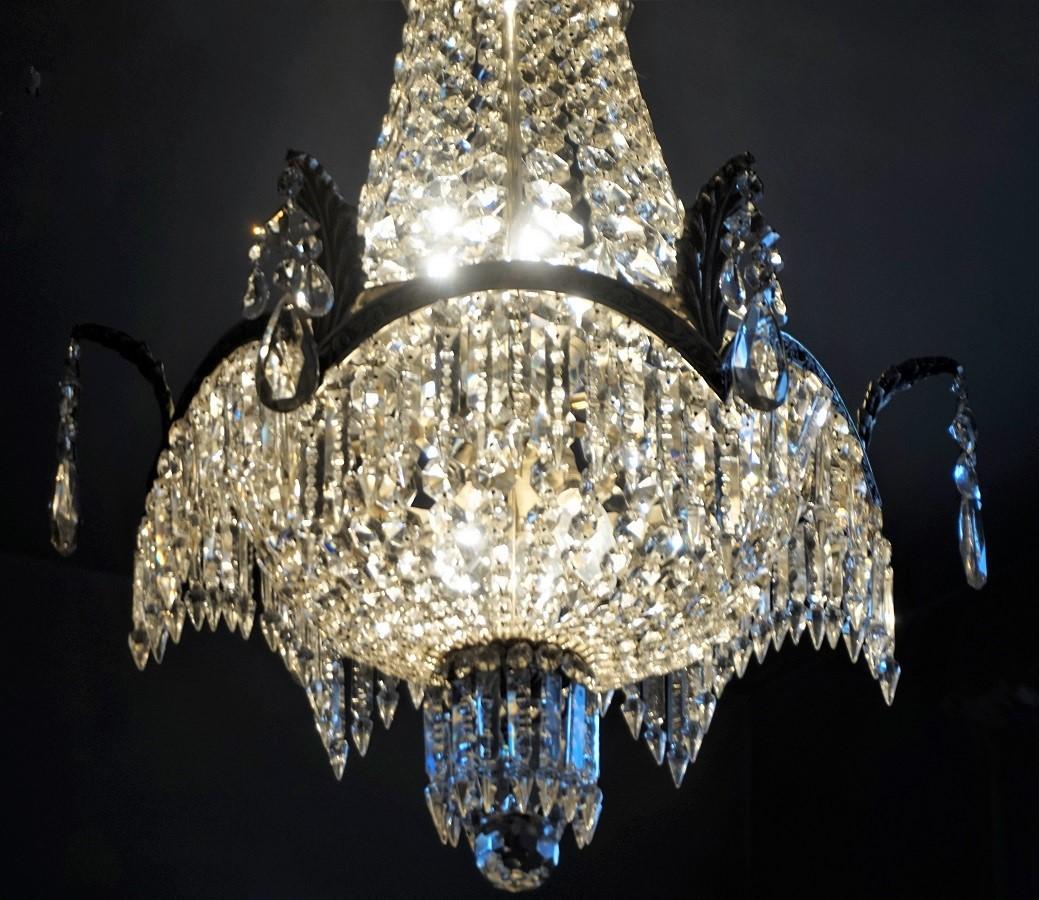 Laiton Lustre Art Déco français à neuf lumières avec cadre en cristal et bronze argenté en vente