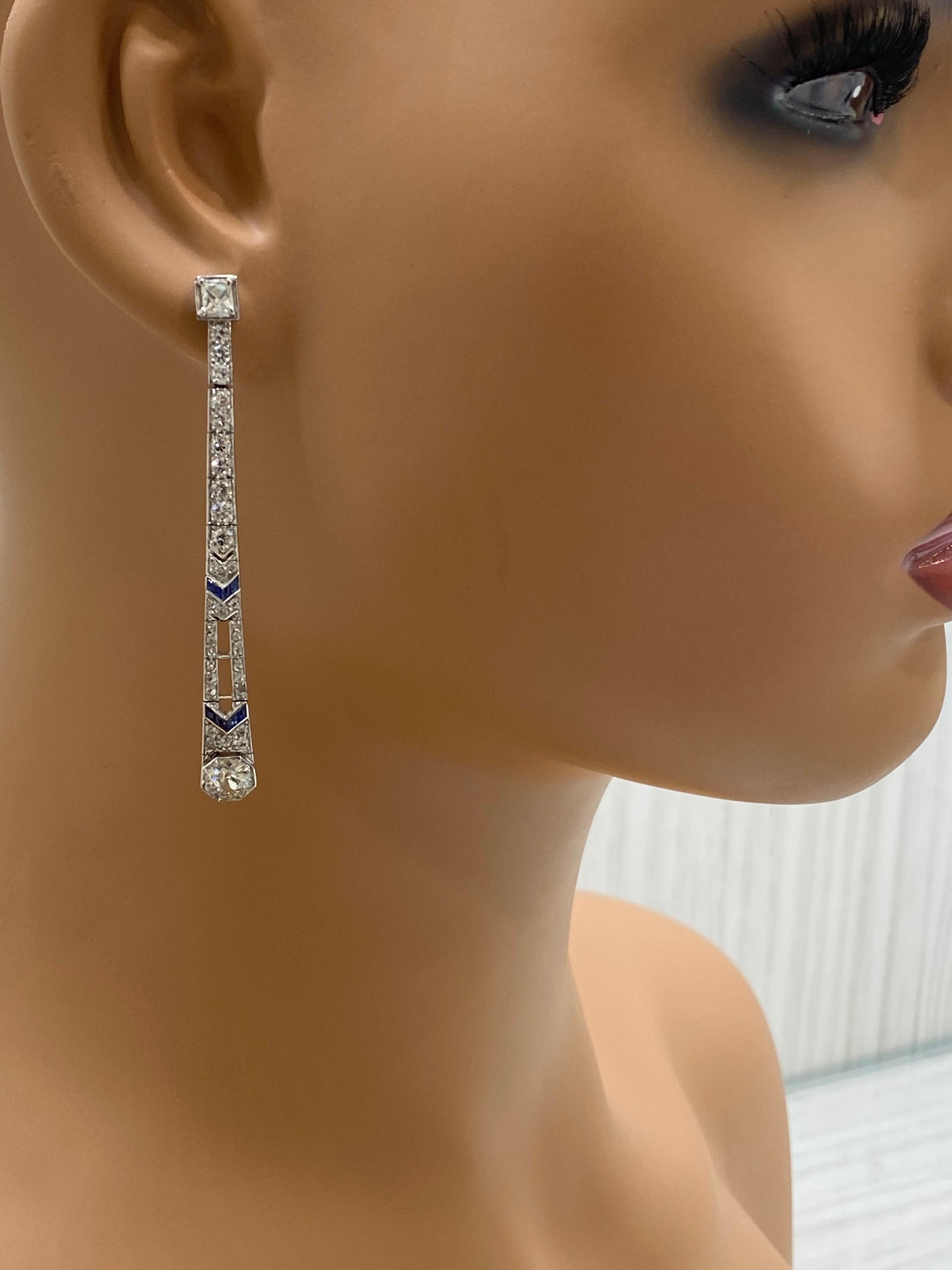 Taille française Mindi Mond Pendants d'oreilles chandelier Art déco français en platine avec diamants et saphirs en vente
