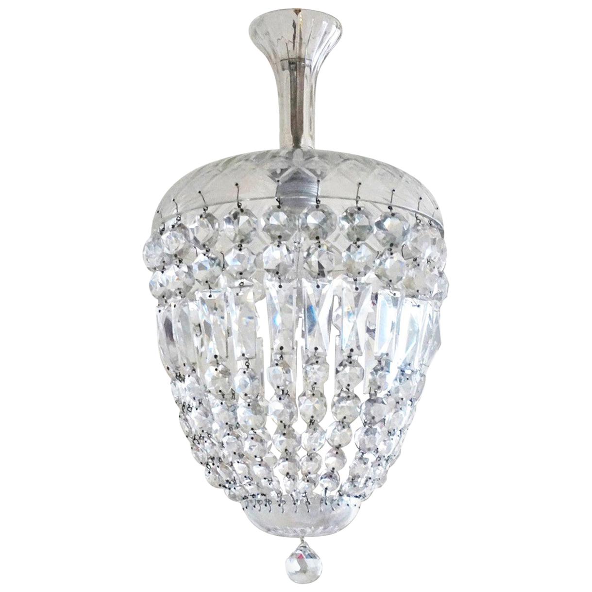 A beautiful French cut crystal lantern surrounded by faceted crystals, brass mounts, France, 1920-1929.
One brass and porlain E27 light socket for a large sized bulb 60 - 100Watt, rewired and ready to hang.
Measures:
Overall height 35.50