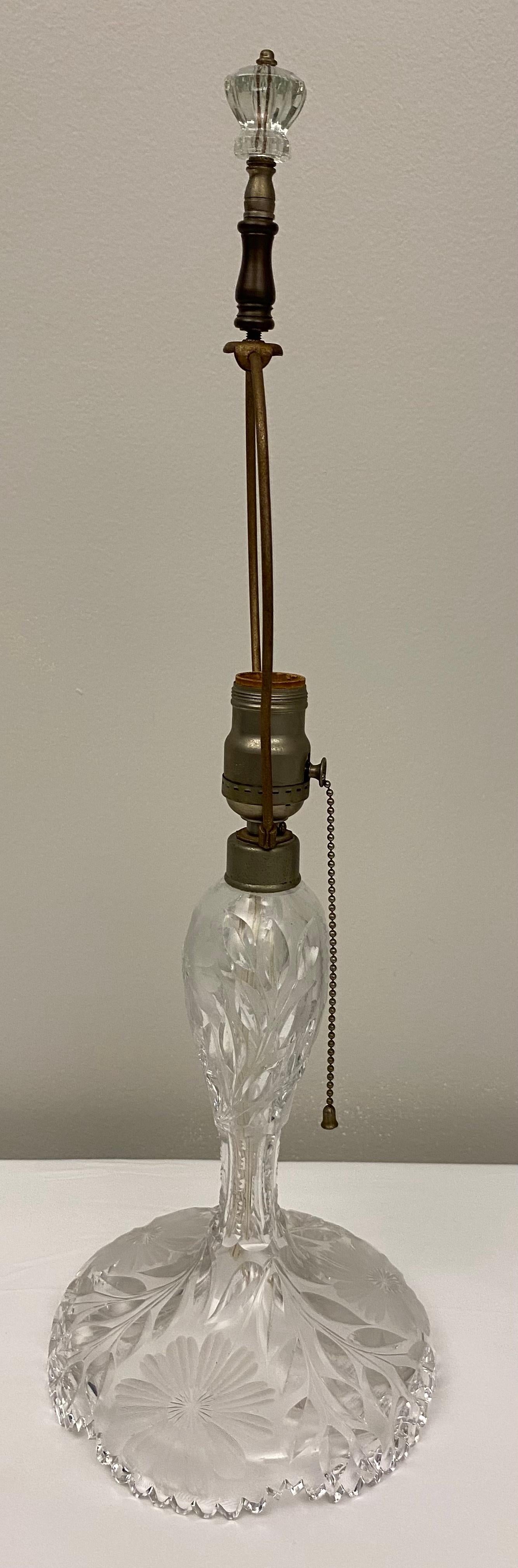 Français Lampe de bureau française Art Déco en cristal taillé à la manière de Baccarat en vente