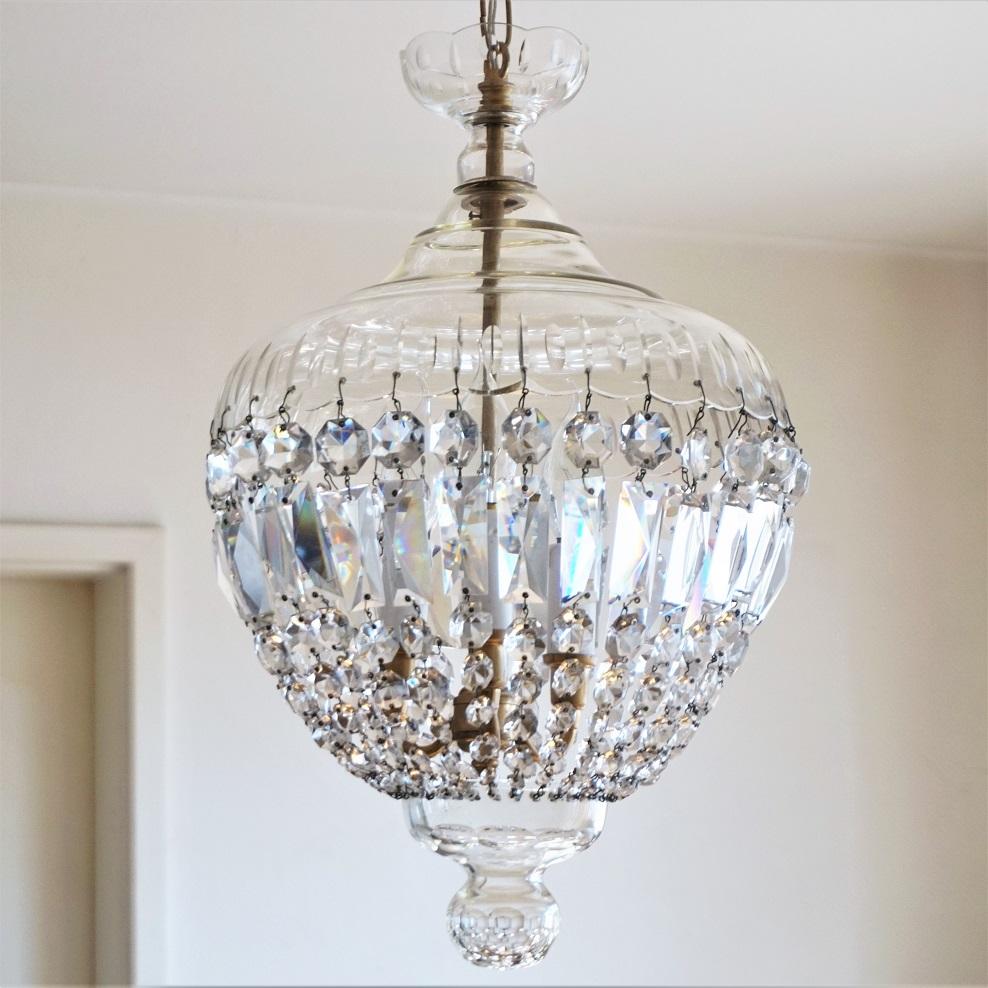 A beautiful French cut crystal lantern with tree-bulb candelabra cluster surrounded by faceted crystals, France, 1920-1930.
Three E14 light bulb sockets with candle covers, rewired and ready to hang.
Measures: Total height 37.50