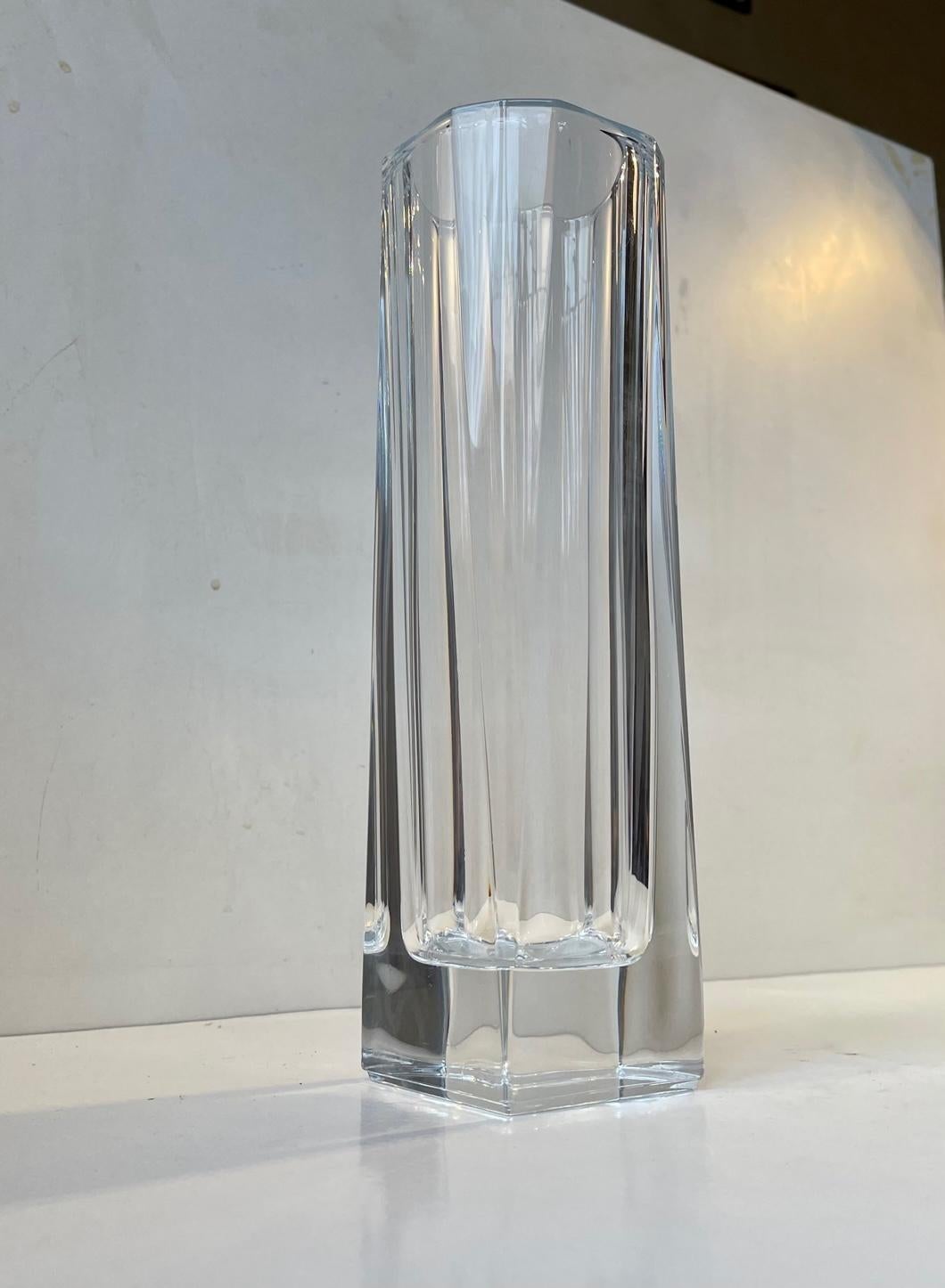 Vase en cristal rectangulaire strictement taillé - largement facetté verticalement. Fabricant français inconnu dans le style de Daum. Pas de marquage. Il mesure 26,5 cm de hauteur et a une largeur supérieure de 8x8 cm. Son état est intact, propre et