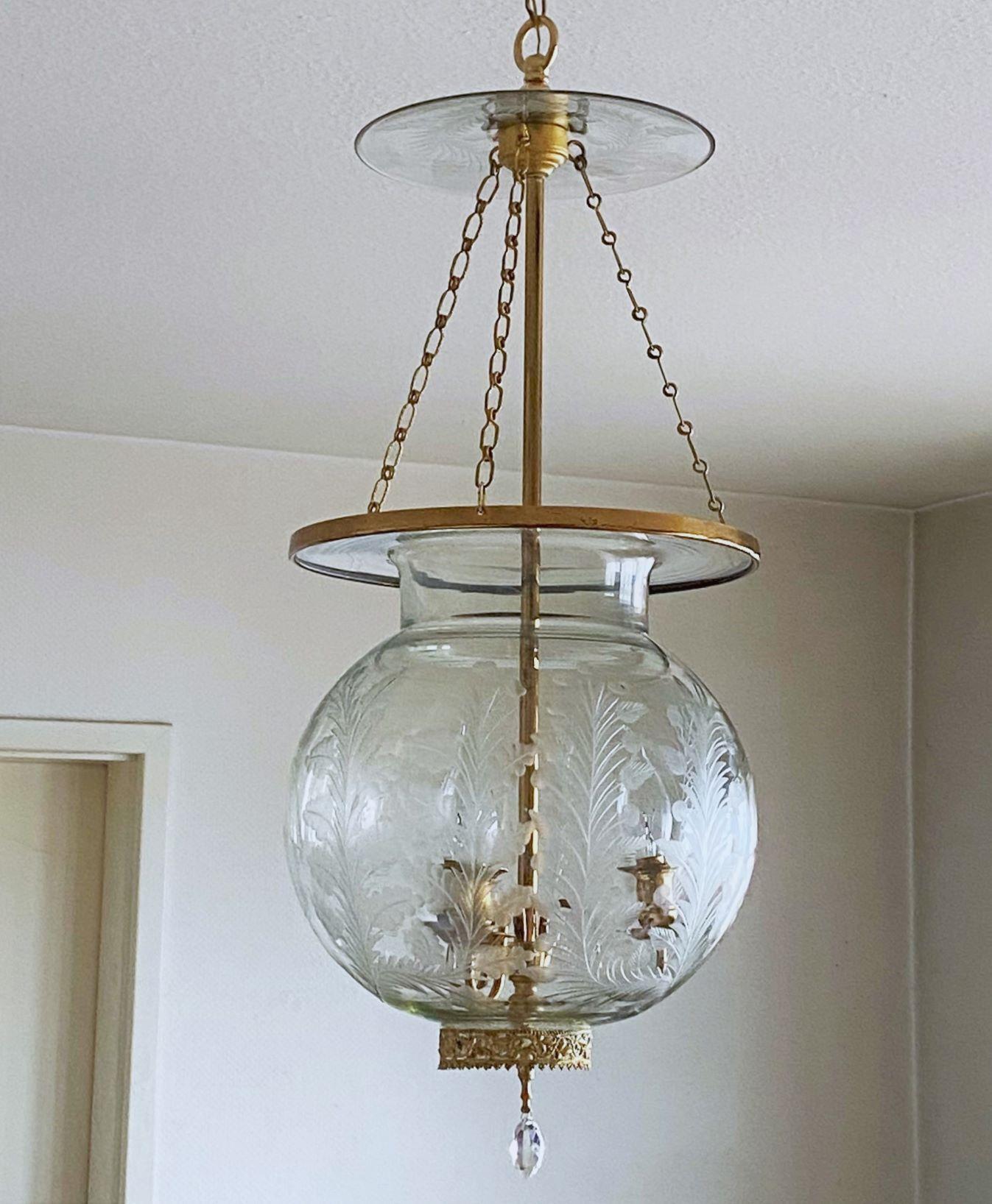 Art déco Ancienne lanterne de salle à trois lumières en verre taillé français vers 1900-1910, électrifiée en vente
