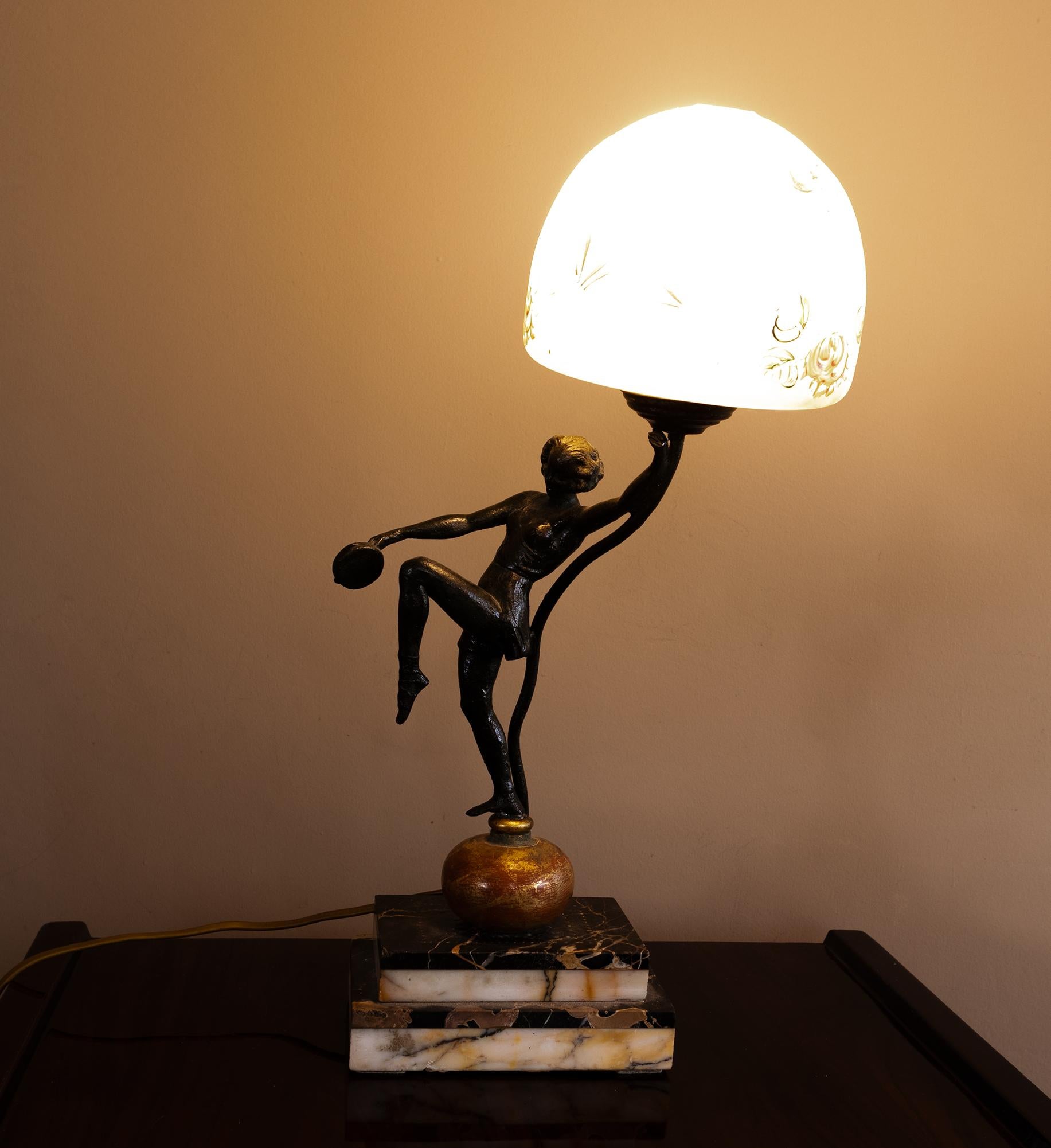 Französische Art Deco Tänzerin Tischlampe, 20. Jahrhundert (Art déco) im Angebot