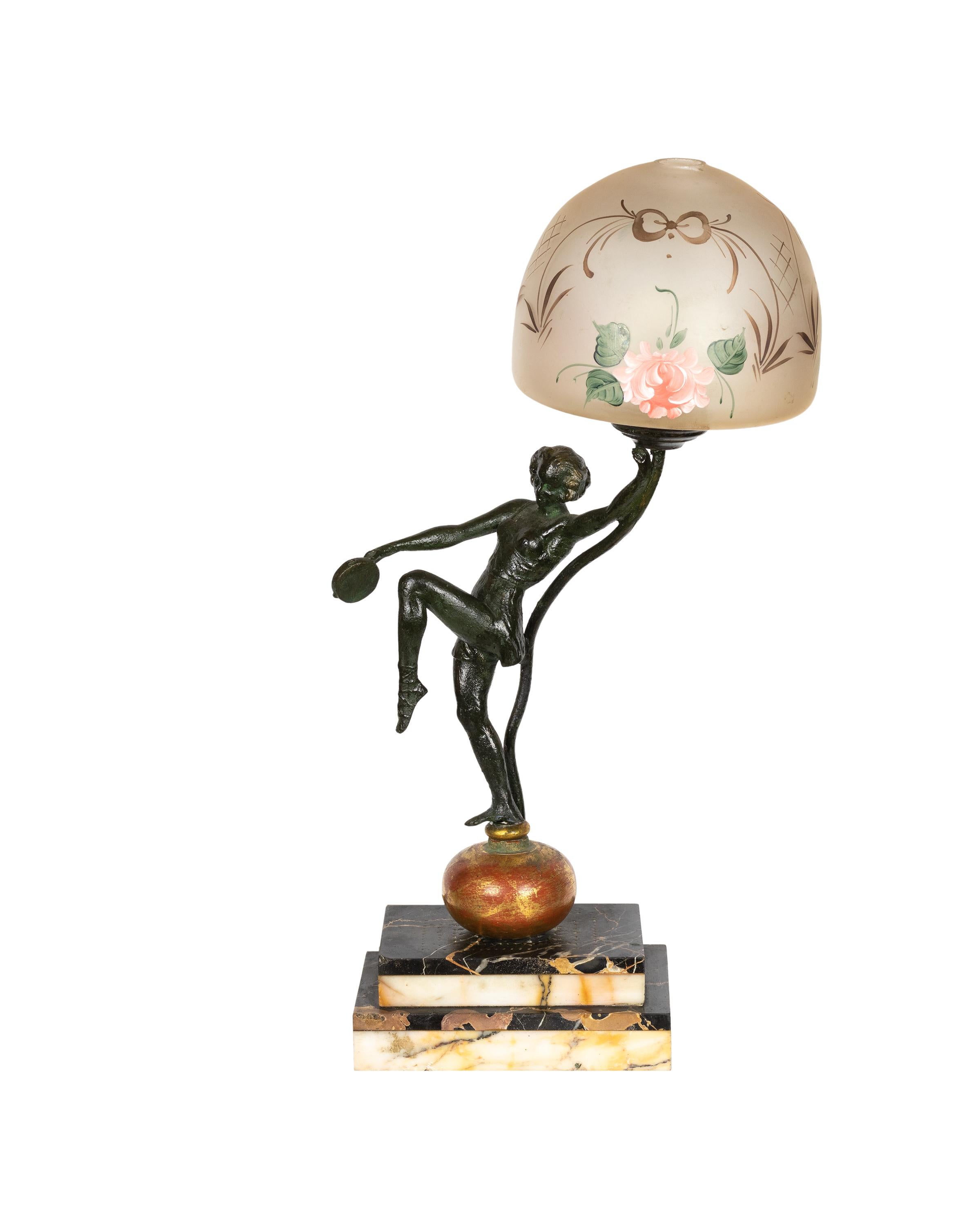 Französische Art Deco Tänzerin Tischlampe, 20. Jahrhundert (Patiniert) im Angebot