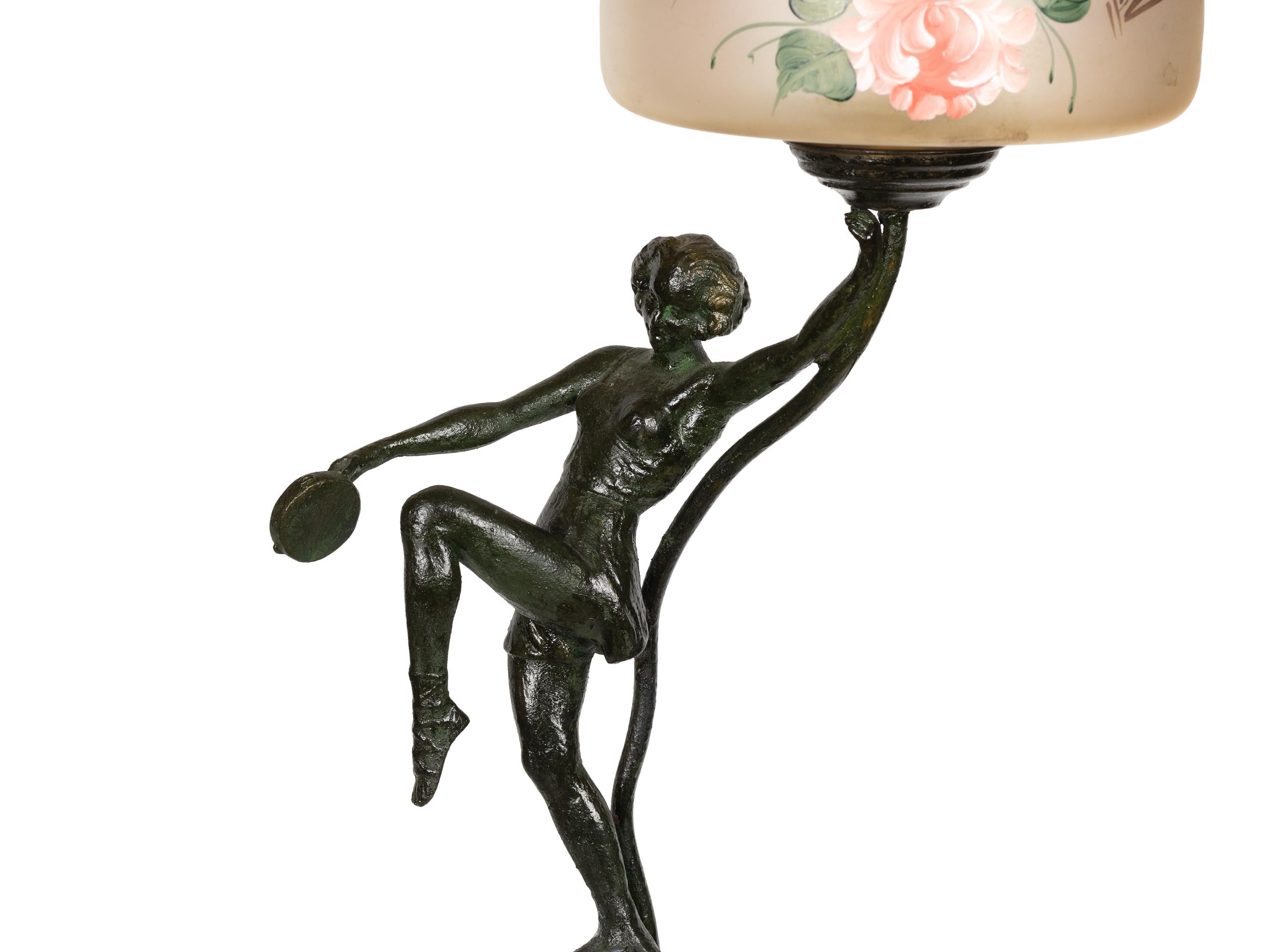Französische Art Deco Tänzerin Tischlampe, 20. Jahrhundert (Metall) im Angebot