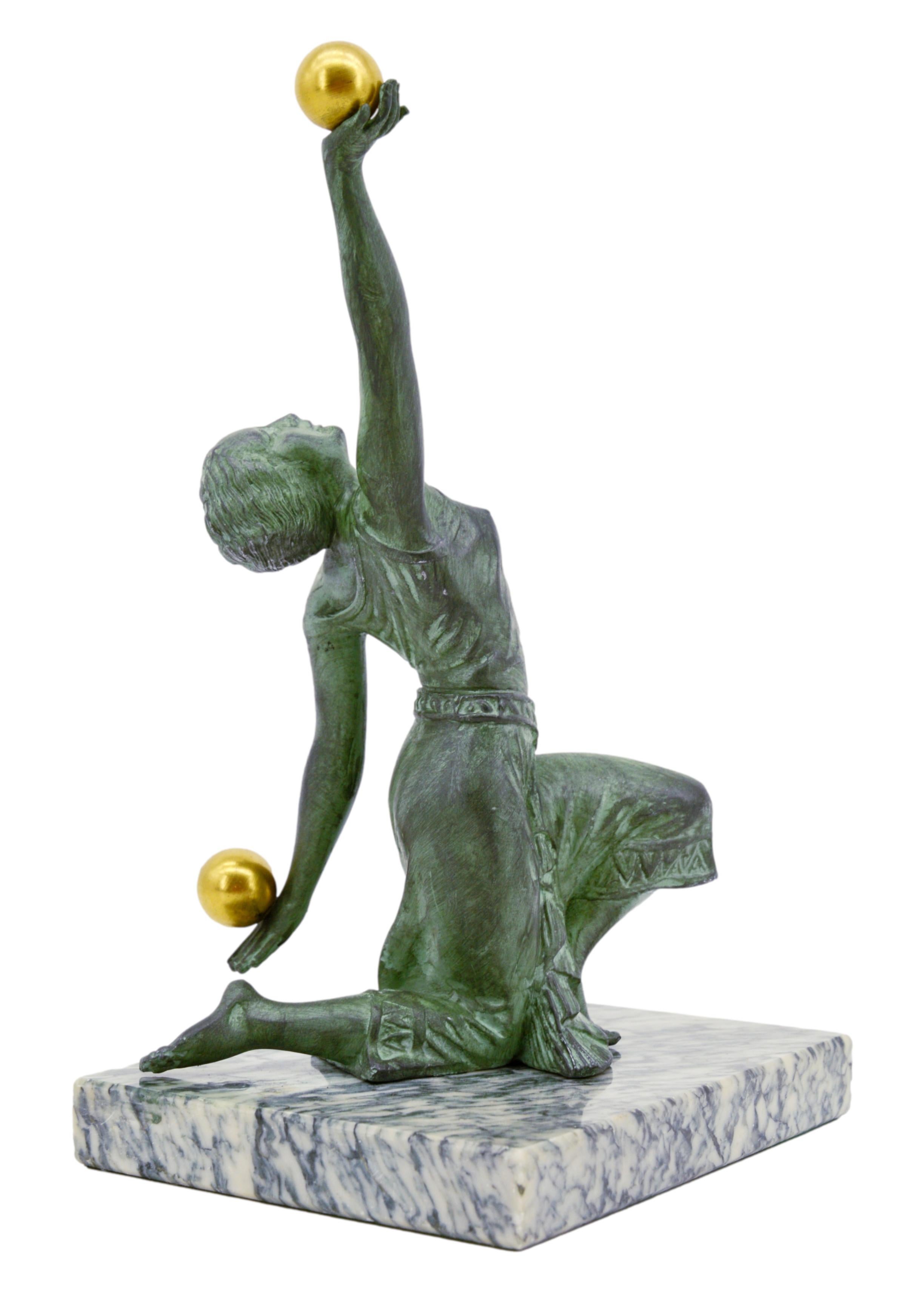 Français Sculpture française Art Déco, danseuse avec ballons, vers 1925 en vente