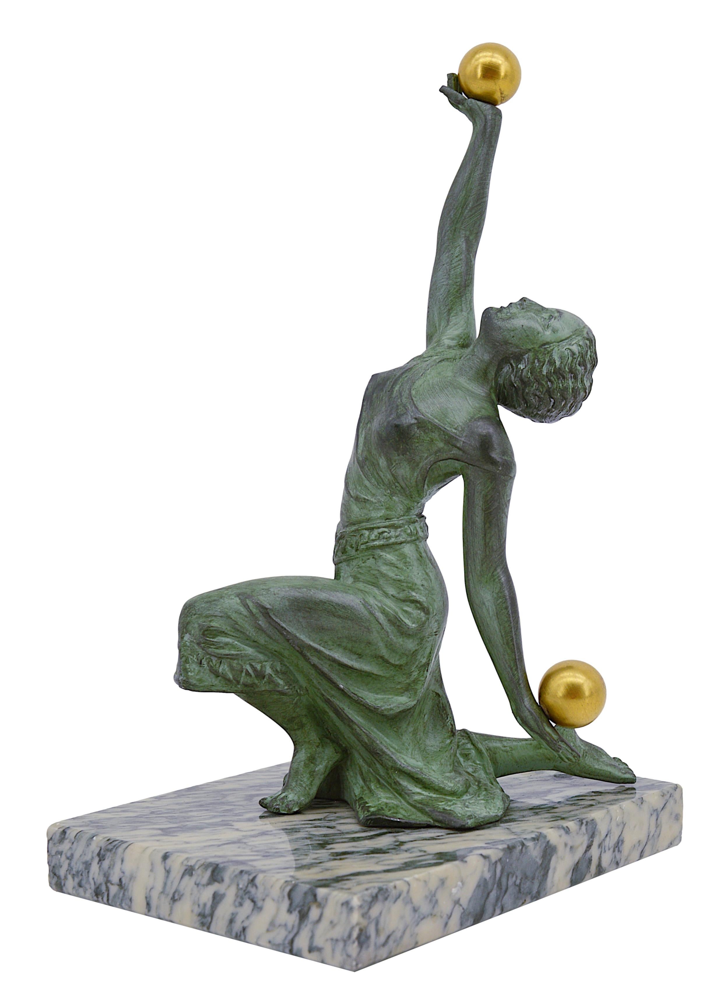 Début du 20ème siècle Sculpture française Art Déco, danseuse avec ballons, vers 1925 en vente
