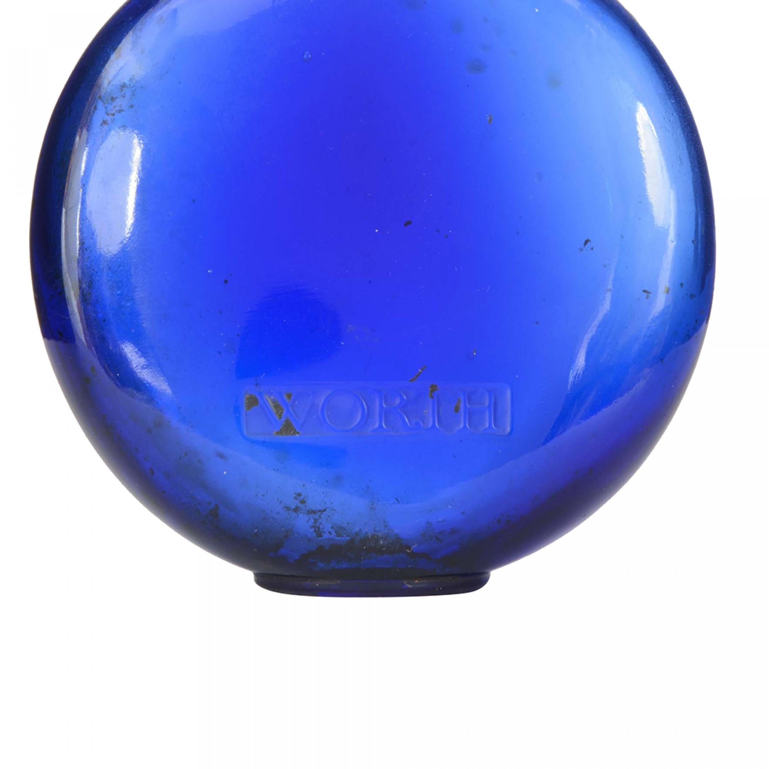 Flacone di profumo in vetro colorato blu Art Deco francese a forma di disco (DANS LA NUIT by WORTH) con marchio 