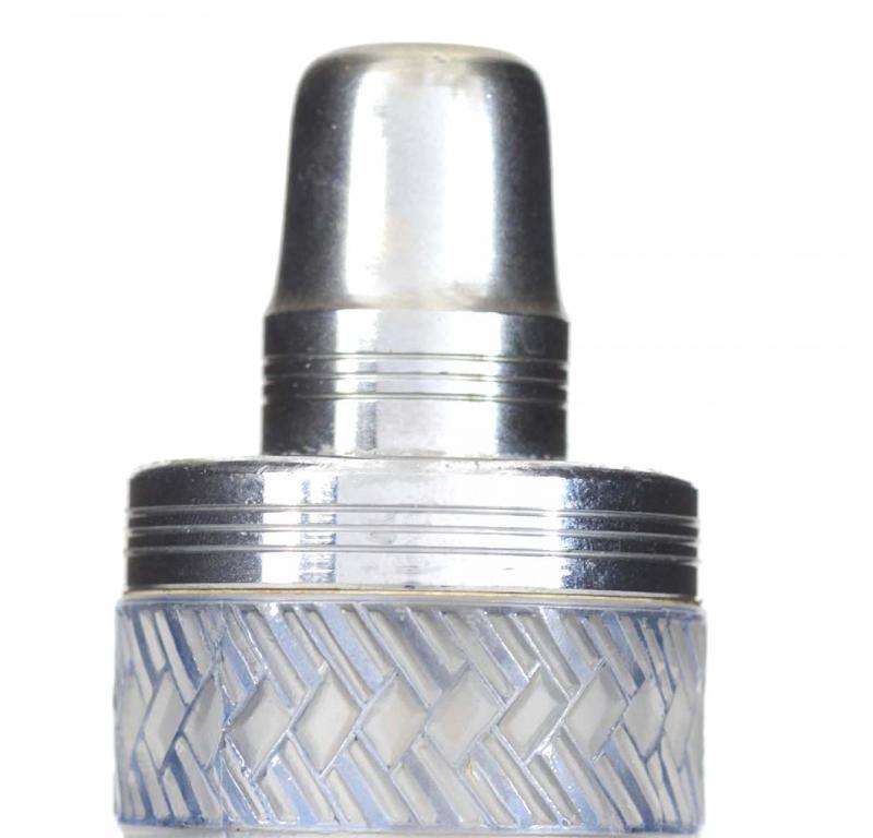 Bottiglia cilindrica francese Art Deco in vetro smerigliato e colorato blu per bruciatore di profumo (DANSEUSES EGYPTIENNES) con un disegno in rilievo di danzatrici egiziane stilizzate che circondano l'esterno, sotto un tappo in metallo argentato