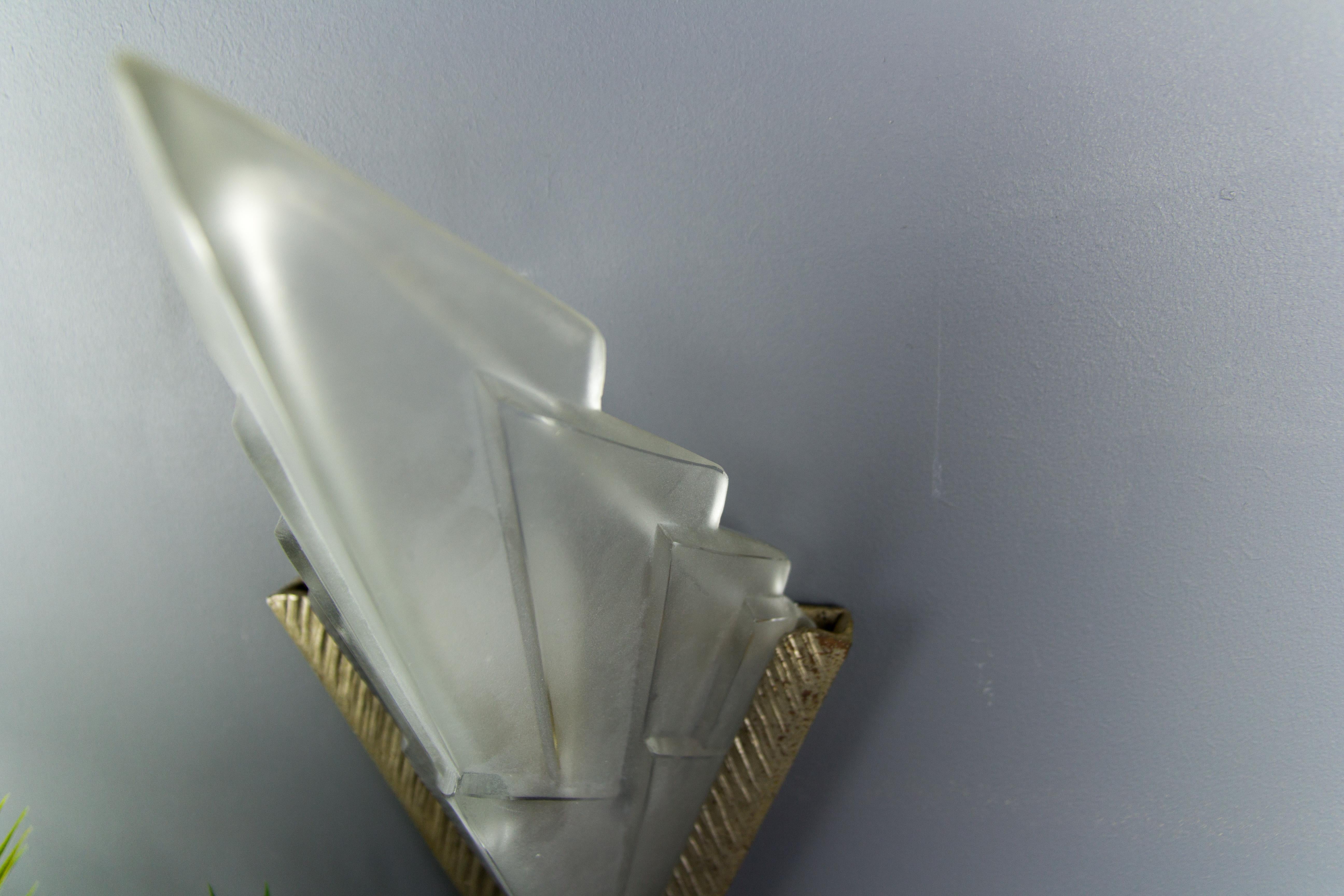 French Art Deco Frosted Glass Wall Light Sconce by David Gueron Signed Degué  In Good Condition In Barntrup, DE