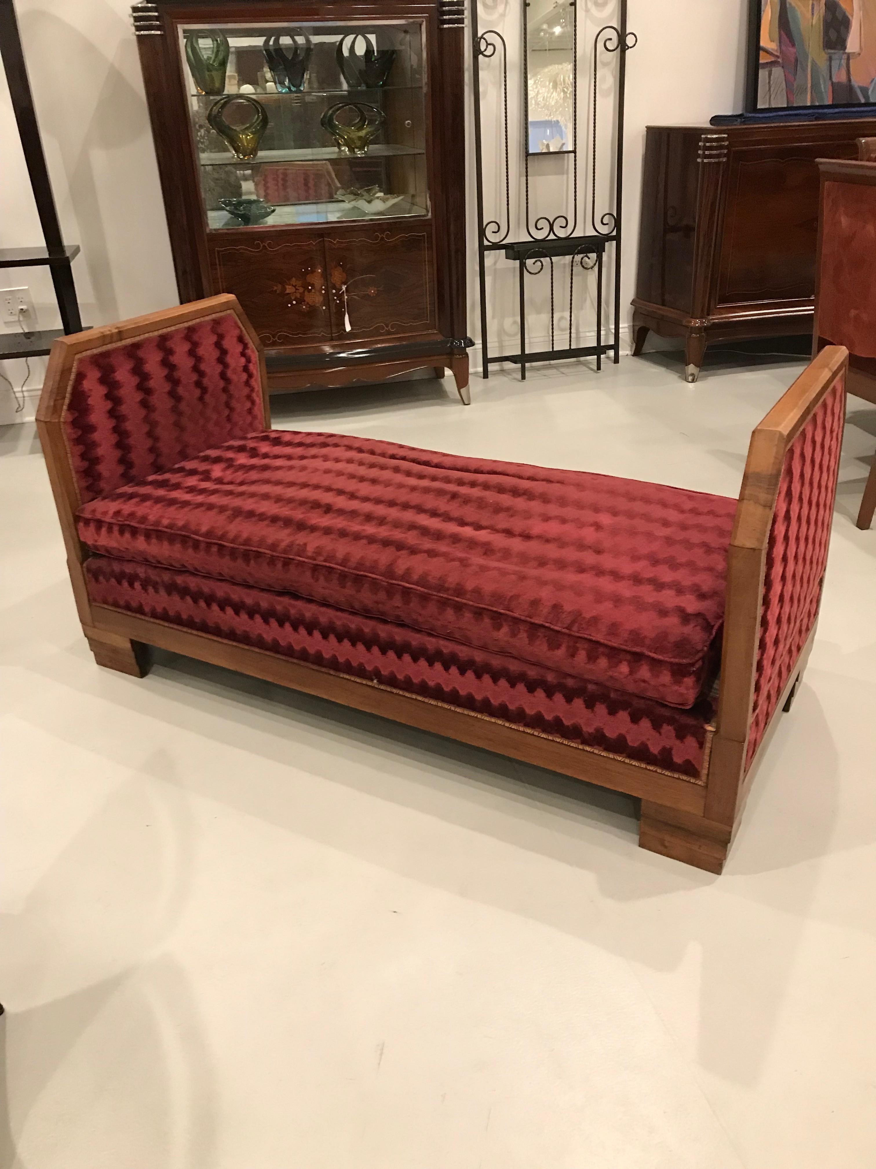 Stunning French Art Deco daybed with original fabric. Perfect for lounging on, one of the ends opens up for full body laying. Beautiful deco details. 

When the daybed is open width is 76 inches.