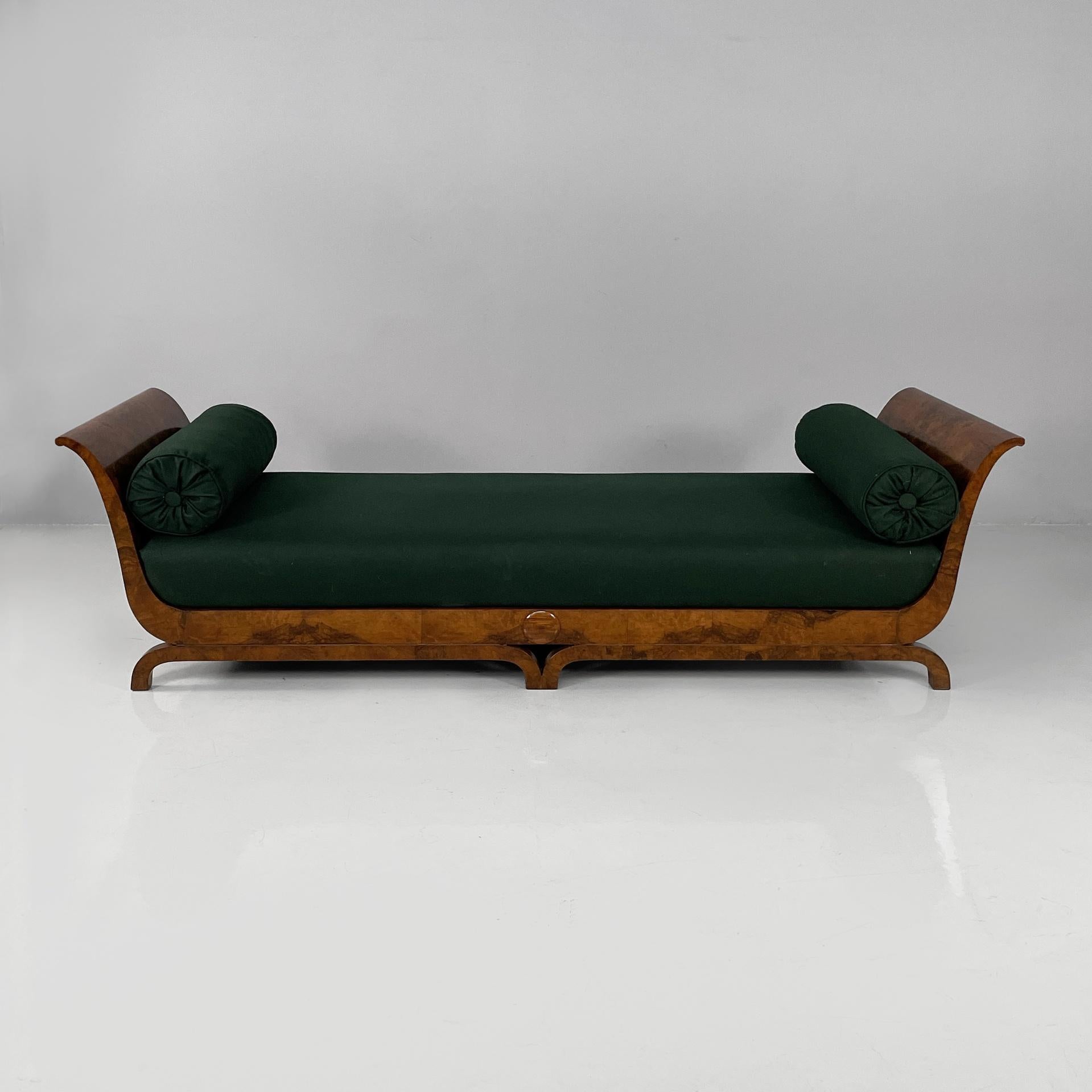 Lit de jour barchettone Art Deco français en tissu vert et bois, années 1940
Lit de jour ou lit barchettone avec assise et coussins cylindriques, rembourrés et tapissés en tissu vert forêt. Deux côtés en bois en forme de boucle. La base est