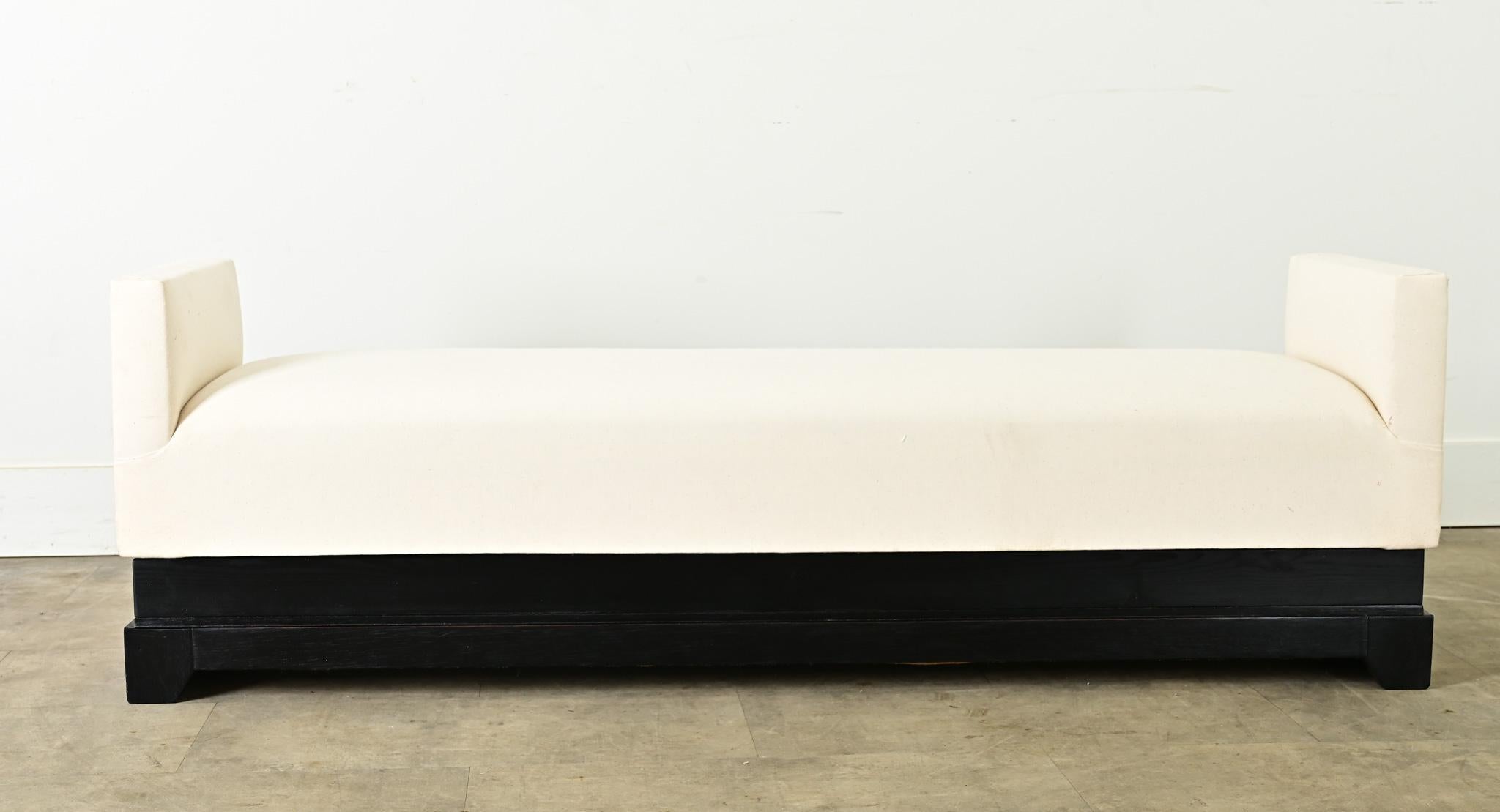 Lit de jour glamour de style Art déco français, tapissé de mousseline blanche sur socle ébonisé, vers 1930. Le design raffiné du banc présente de bonnes proportions et une symétrie qui convient bien à une utilisation dans de nombreuses pièces de la